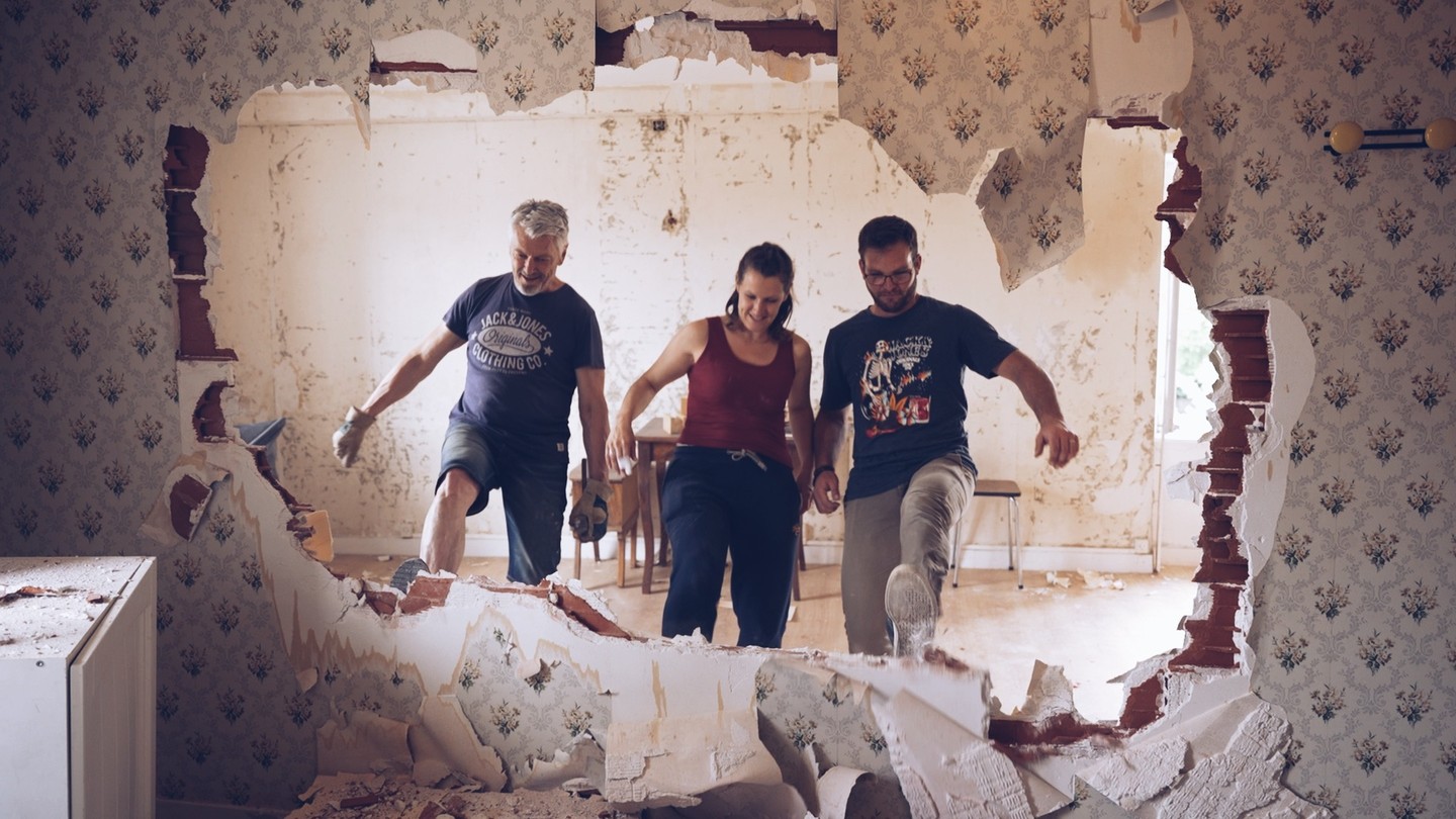 Plusieurs hôteliers ont accepté nos caméras pendant près de 6 mois. Nous vous raconterons leur quotidien ! Bientôt sur TF1 !
#hotellerie #reportage #portrait #hotel
Réalisatrice : @julie.journaliste
Montage : Aurelie sanner
Chef op : Pierre Tailliez, Jacques-Olivier Bénesse, François Chevré, Vincent Huchot, @petitpullmarine , Lucas Robin
Productions : @mts_emilie
Producteurs : @franckmorlet et @nicolasbarsikian