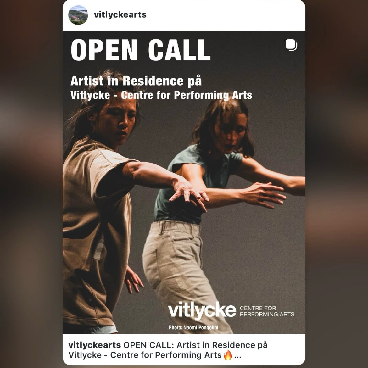 Inlägg delat från @vitlyckearts :
——
” OPEN CALL: Artist in Residence på Vitlycke - Centre for Performing Arts🔥
Vitlycke – Centre for Performing Arts (Vitlycke-CPA) utlyser två residens för samtida dans- och scenkonstproduktioner under 2026. Residensen erbjuder replokal i den stora eller lilla studion, logi och reseersättning för lokala resor.
Sista ansökningsdag är tisdag 19 maj 2026.
📆När och var?
Vi erbjuder två residensperioder:
Residens I: 6 – 12 juli Lilla studion
Residens II: 20 juli – 1 augusti Stora och lilla studion
📍Studiorna:
Lilla studion (87 m²) lämpar sig för mindre produktioner.
Stora studion (227 m²) är en black box-studio anpassad för större projekt.
Läs mer om våra studios här: https://vitlycke.org/about-us/studios
💃Vem kan söka?
Vitlycke-CPA:s Open Call för Artist in Residence vänder sig till dansare, koreografer och danskompanier verksamma i Sverige som önskar skapa ett nytt verk eller vidareutveckla en tidigare dans- eller scenkonstföreställning.
Praktisk information
🔸Alternativ 1 – Lilla studion
Replokal i lilla studion
Logi för upp till 2 personer
en reseersättning per residens för lokala resor i Sverige för upp till 2500 kr
🔸Alternativ 2 – Stora studion
Replokal i stora studion
Logi för upp till 4 personer
en reseersättning per residens för lokala resor i Sverige för upp till 3500 kr
Observera: Tekniskt stöd ingår inte.
‼️Sista ansökningsdag: Tisdag 19 maj 2026
Ansök via vår hemsida i bio.
Besked: Meddelas senast 14 juni
Har du några frågor eller funderingar? Skriv till opencall@vitlycke.org
Foto: Naomi Pongolini ”
——