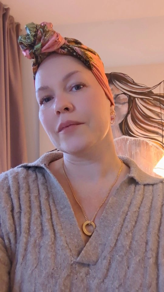 Jag vaknade upp i morse med en stark känsla av att vilja ta tillbaka kontrollen och bara avsluta behandlingen och gå tillbaka till mitt gamla liv.
Känslan av att få bestämma själv var en sån lättnad!
Jag började i tanken plocka tillbaka mitt gamla liv, bit för bit.
Men då kom en annan tanke:
Vilka delar i mitt liv är det som jag faktiskt inte vill ha tillbaka?
Det fick mig att tänka vidare på...
-Att ta tillbaka makten över våra liv handlar kanske inte om att gå tillbaka till det som var utan om att börja välja vad vi vill ta med oss framåt.
Vad hade du valt att inte ta tillbaka om du hade fått börja om?
Vad hade du valt att ta in mer av?
.
.
.
.
.
.
.
#konstterapi #bildterapi #frigörandedans #kreativitetsomläkning #bröstcancer #reflektioner #kreativterapi #inredningstetapi #inredare #inredningsdesigner #konstnär #självmedkänsla