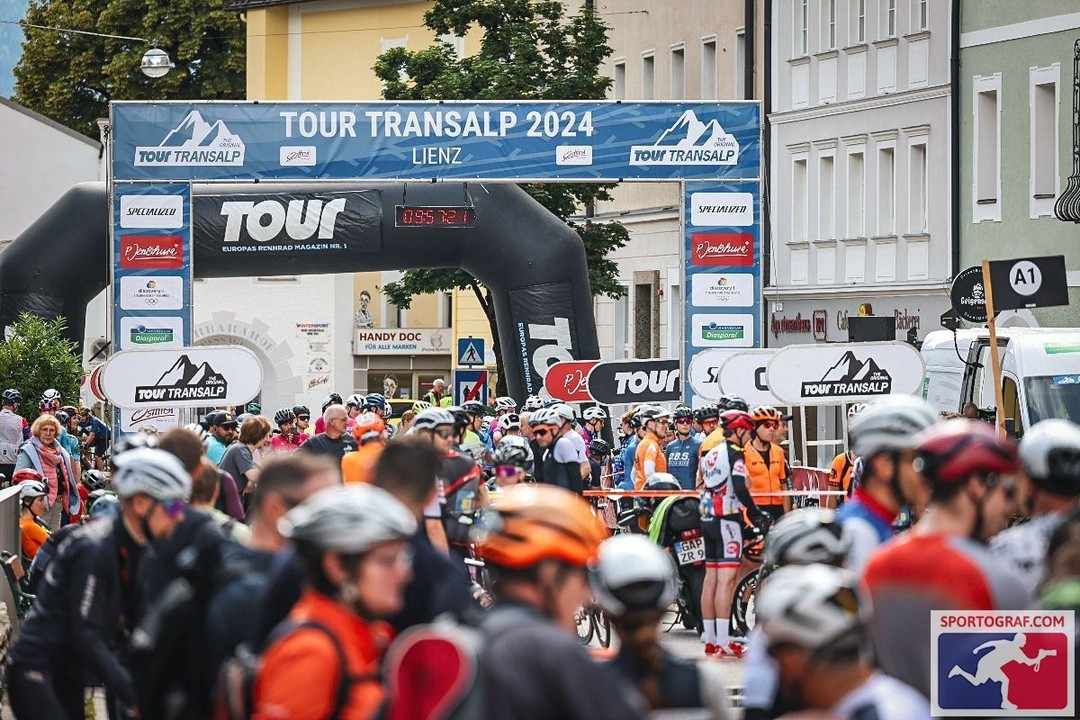 Im Juni haben wir an der legendären Tour Transalp teilgenommen.
Nach einem guten halben Jahr intensiven Trainings auf der Zwift Rolle und zahlreichen Erkundungstouren mit den Rennrädern durch die umliegenden "Berge" und Hügel, war es endlich soweit: Wir standen am Start in Lienz, bereit für das Abenteuer unseres Lebens.
Das harte Training hat sich ausgezahlt! Bei strahlendem Sonnenschein, manchmal auch an die 35 Grad und perfekten Rennbedingungen haben wir die 7 Etappen der Tour Transalp erfolgreich gemeistert.
Insgesamt legten wir in 7 Tagen 780 km und knapp 17.000 Höhenmeter zurück. Die Strecke führte uns von Lienz bis zum Gardasee, wo wir erschöpft, aber überglücklich ins Ziel einfuhren.
Um das volle Erlebnis zu "genießen", haben wir das Camp gebucht und die Nächte in Turnhallen, Theater und sogar auf einem Tenniscourt verbracht. Diese Erfahrung hat das Abenteuer noch intensiver gemacht und uns die Möglichkeit gegeben, viele neue Bekanntschaften zu schließen. Ein ausgeprägter Schlafmangel über die 7 Tage hat dann ordentlich nochmal die Belastung intensiviert.
Die Tour Transalp war ein absolutes Highlight und eine unglaubliche sportliche Herausforderung, die wir nie vergessen werden. Wir sind stolz auf unsere Leistung und freuen uns schon auf die nächsten Abenteuer!
Aktuellen Blogbeitrag ansehen:
www.naturathleten.de/Blog
#outdoortrainingdüsseldorf #Fitness #rennrad #rennradfahrenDüsseldorf #ausdauertraining