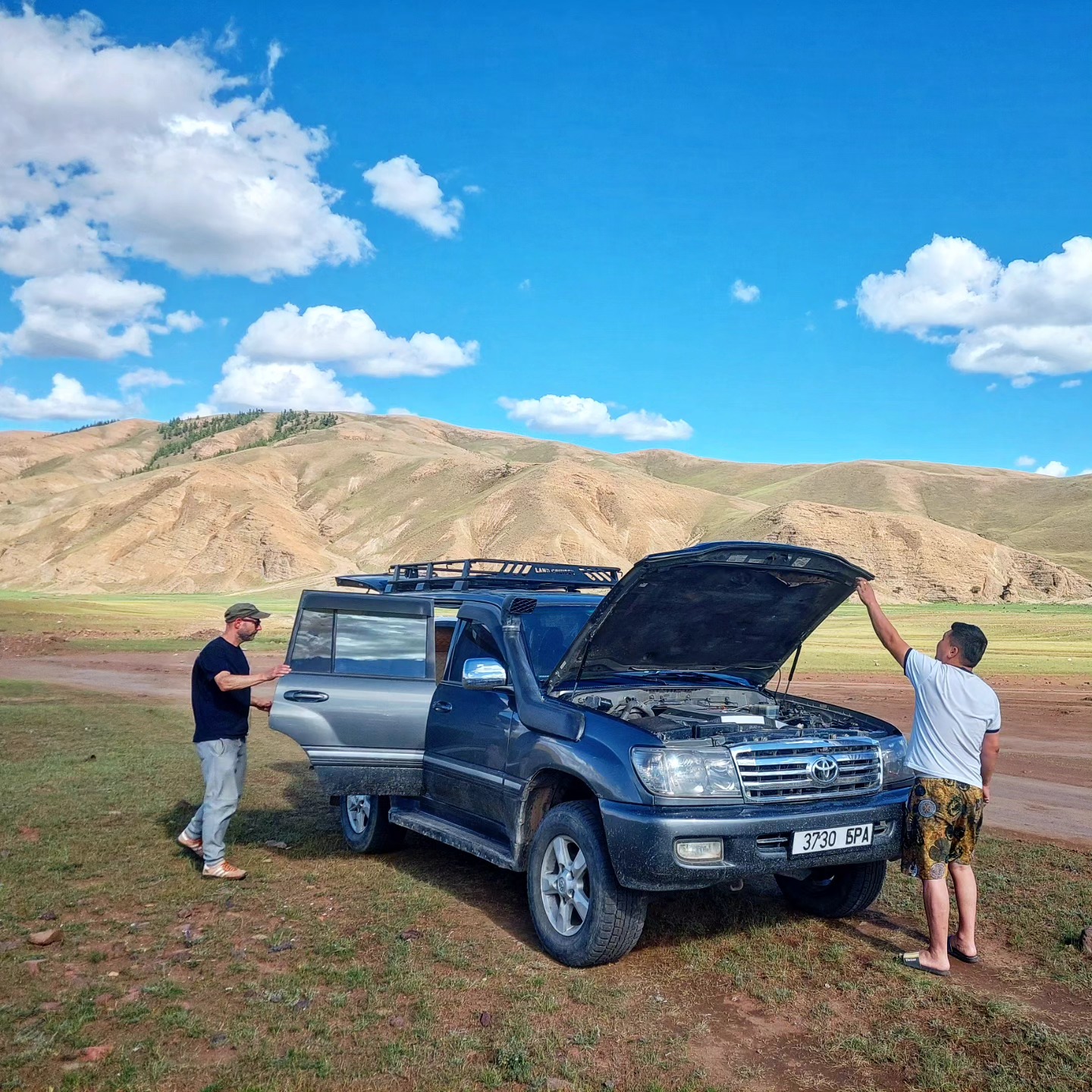 ...in der Mongolei kommt es dann doch oftmals anders als geplant.... Nachdem wir die befestigte Straße verlassen haben und ca. 1 Stunde Richtung Süden gefahren sind, fallen bei einem der beiden Jeeps die Bremsen aus. Was nun? .....
Ohne Bremsen zurüch nach Mörön - dort haben wir zum Glück direkt eine Werkstatt gefunden. Ein Ersatzteil wird per Taxi von Ulaanbaatar über Nacht gebracht. Soll morgen da sein.
Übernachten möchten wir nicht wieder in der von sowjetischem Charme geprägten unschönen Stadt und so suchen wir uns ein Camp 1 Stunde außerhalb der Stadt. Wie das Schicksal so wollte, sind wir so an diesem magischen Ort gelandet.....