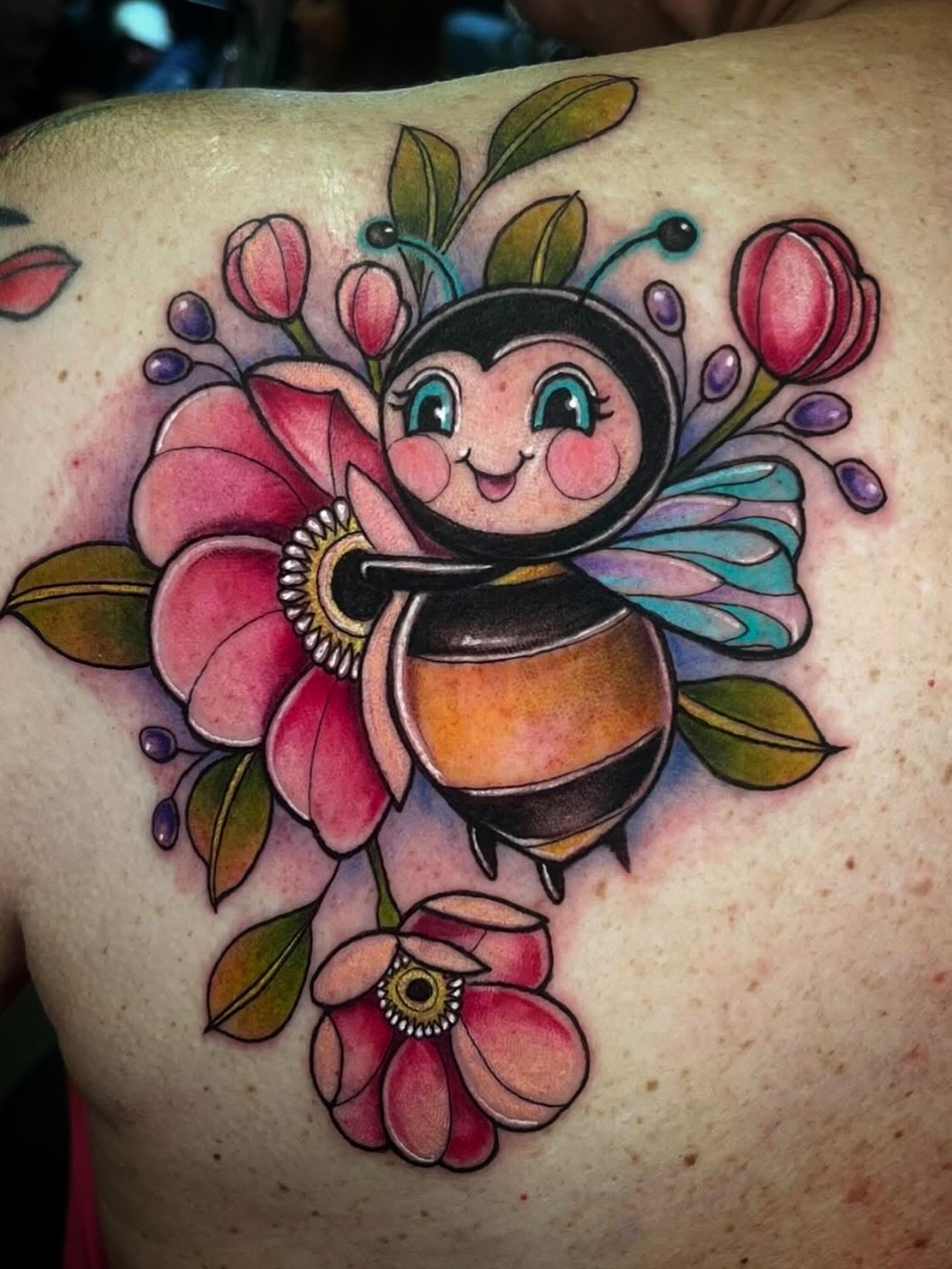One of the Cleveland convention pieces done by our resident new school artist, Lauren Sisouphanh.
#cantontattooers #ohiotattoos #tattoosbylaurensisouphanh #newschooltattoo #beetattoo
@theinkeeperstattooparlor @tattoosbylaurensisouphanh
Artist: @tattoosbylaurensisouphanh