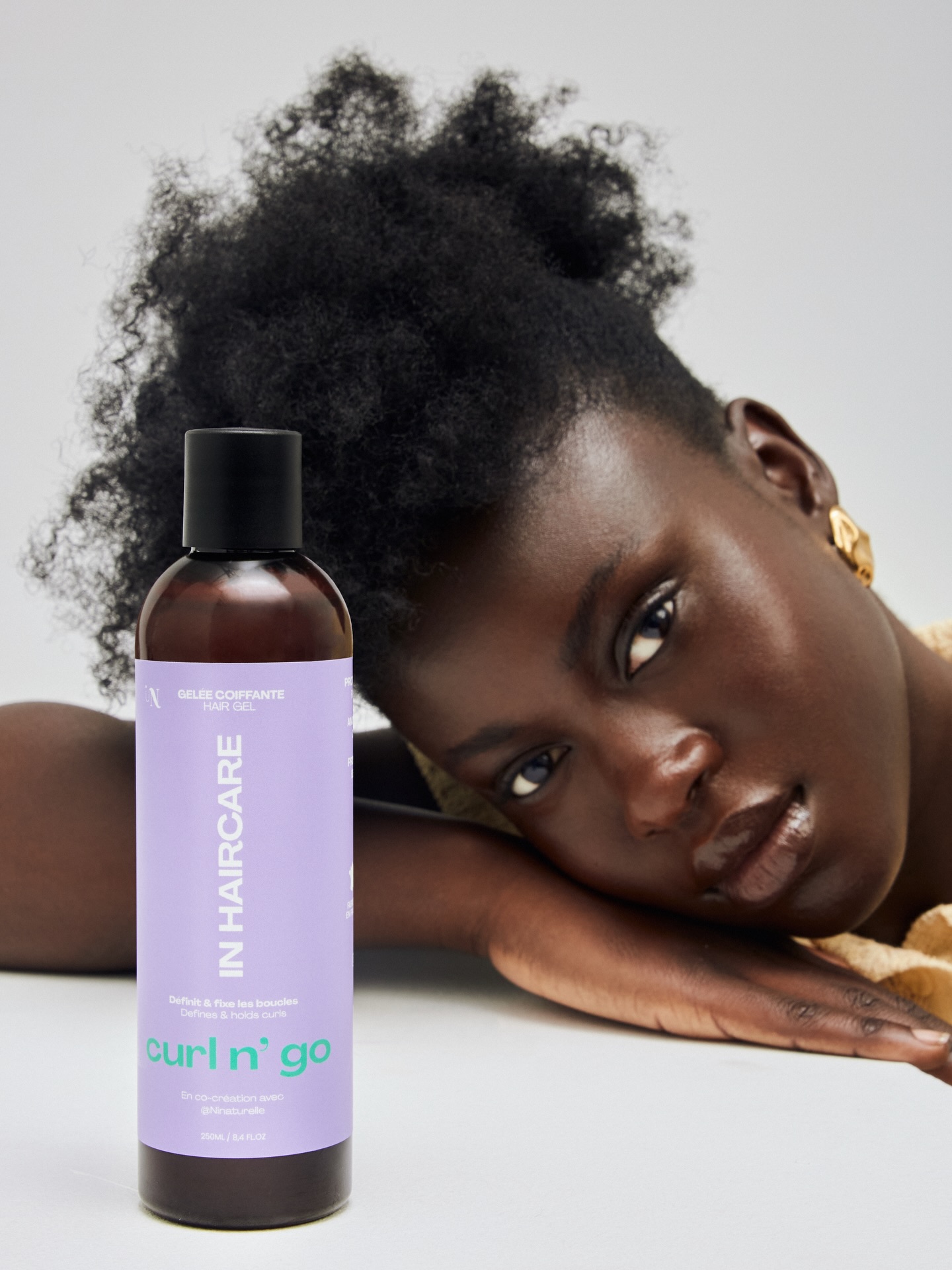 / Des boucles bien définies, sans effet carton ➰?
La Gelée Coiffante Curl’n Go @in_haircare fixe, discipline et sublime vos boucles tout en légèreté. Sa formule d’origine naturelle aide à contrôler les frisottis, gaine la fibre capillaire et laisse un fini souple et rebondi.
Parfaite pour structurer vos coiffures sans alourdir, elle s’intègre facilement dans votre routine cheveux bouclés.
✨ Adoptez le geste simple pour des boucles définies au naturel.
.
.
.
.
.
.
.
.
.
.
#geleecoiffante
#bouclesdéfinies
#cheveuxboucles
#routinecurly
#curlyhair