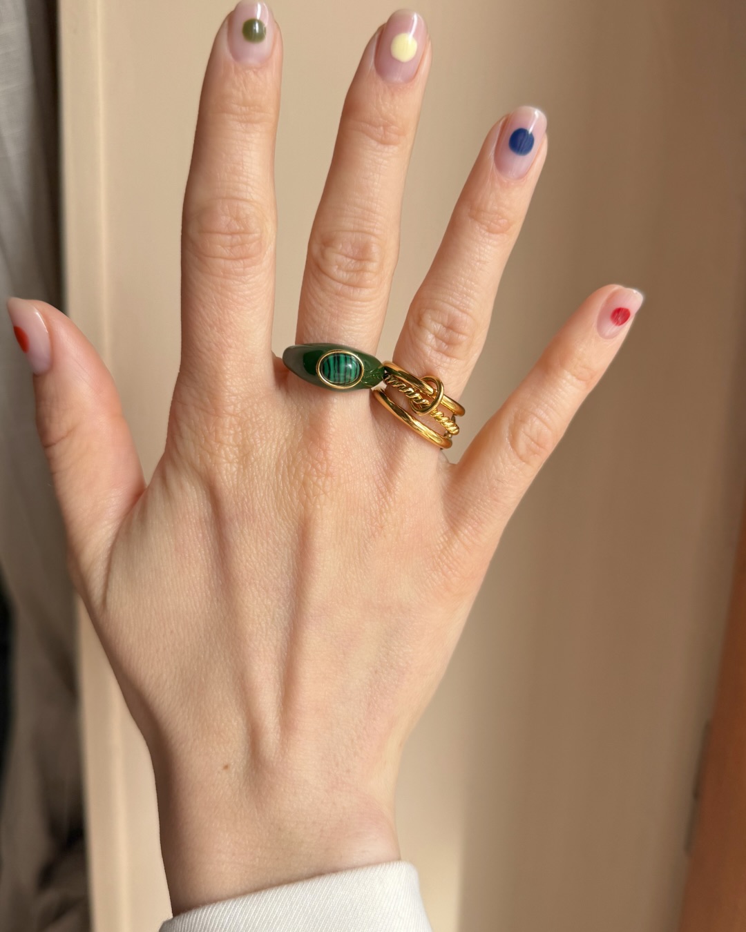 Gli anelli sono i gioielli più quotidiani.
Nyma unisce tre fasce, due lisce e una intrecciata, come fili che trovano il loro equilibrio.
Pica Pica lavora sulla materia: smalto verde oliva e malachite incastonata.
Due anelli molto diversi tra loro, pensati per stare nelle mani che creano, costruiscono, immaginano. 🥝🌼