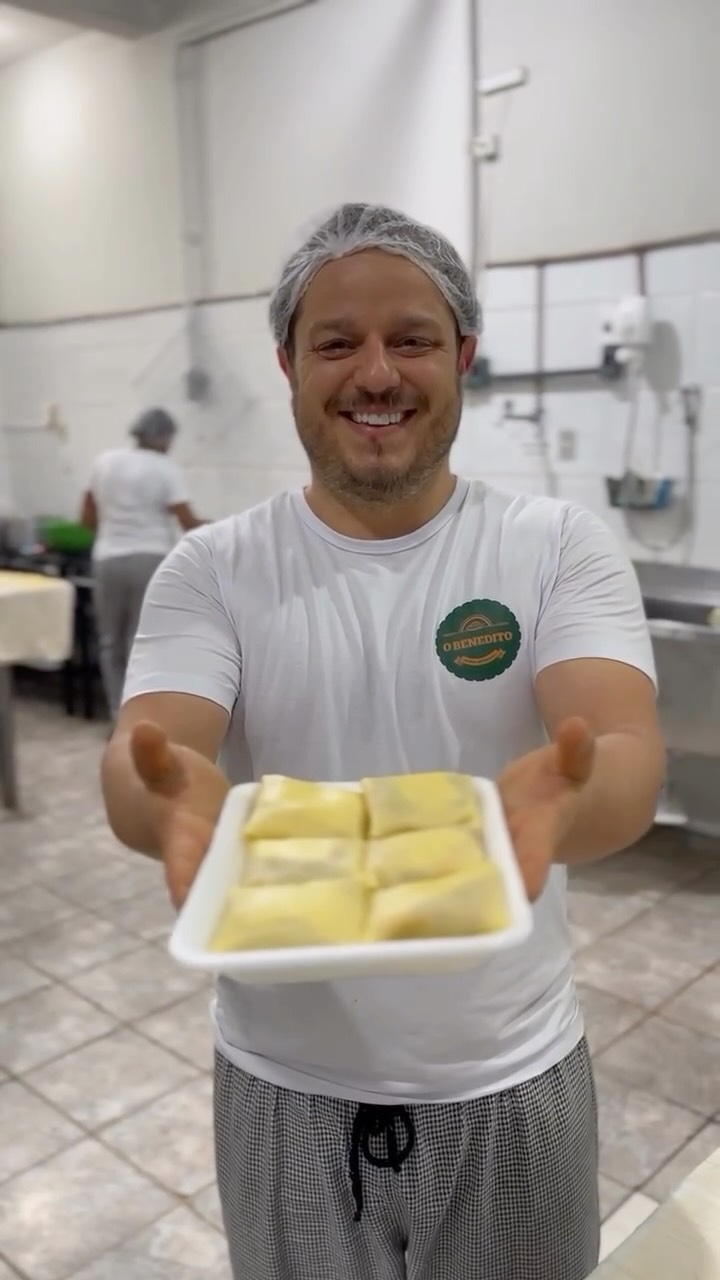 A partir de agora abriremos um pouco mais da nossa cozinha para vocês!
Vamos mostrar nossa produção, contar sobre os preparos, falar das inspirações para os recheios e dividir um pouco do que acontece por trás de cada massa que chega até a sua mesa.
E o escolhido da vez para começar essa série é o nosso Fagotini de Camarão
Um preparo cheio de sabor, técnica e muito carinho em cada etapa.
Dê o play e confira!
#MassasArtesanais #Divinópolis #minasgerais