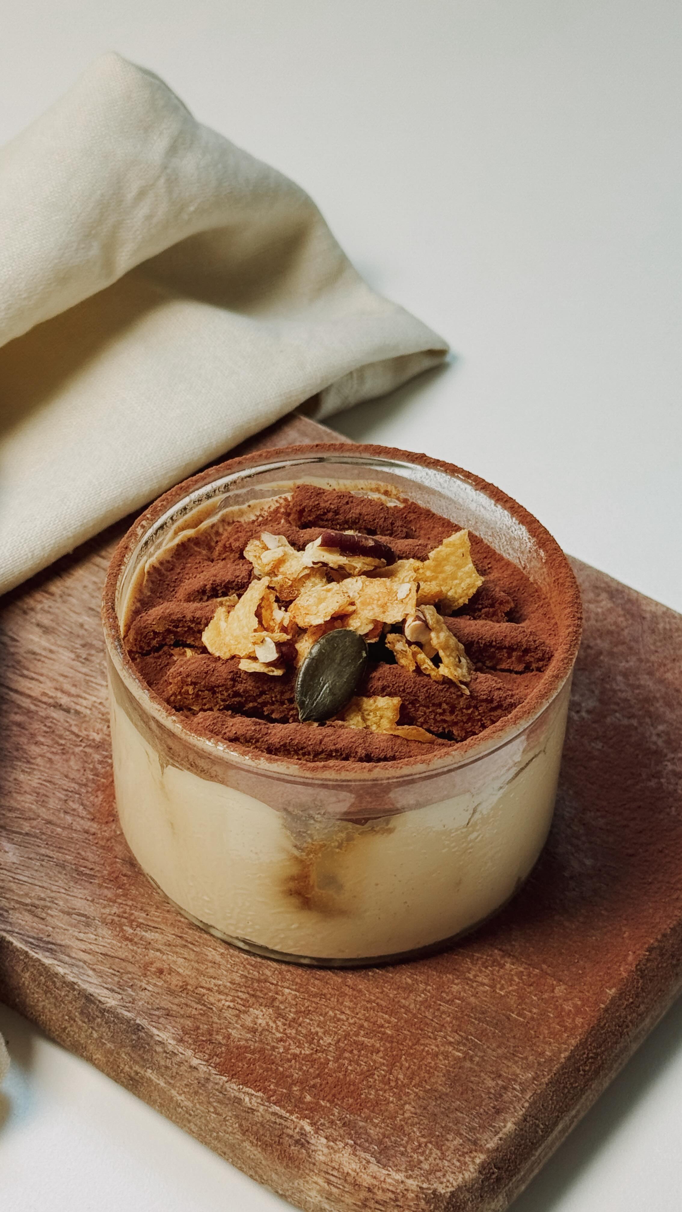 CHEESECAKE JAPONAIS VIRAL – VERSION TIRAMISU ✨
Un dessert ultra simple, crémeux et sans cuisson… avec une touche café irrésistible.
🤎 INGRÉDIENTS:
- 1 yaourt grec bien onctueux, type yaourt grec (ou version végétale)
- 1 shot d’espresso
- 1 c. à café d’édulcorant liquide (optionnel)
- Quelques biscuits Biscoff / spéculoos
- Cacao en poudre
- @lesgranolasdejenny , pour le croustillant
🍰 PRÉPARATION:
➡️ Mélange l’espresso avec le yaourt jusqu’à obtenir une texture lisse et crémeuse
➡️ Verse dans des ramequins
➡️ Ajoute les biscuits en les enfonçant légèrement dans le mélange
➡️ Couvre et laisse reposer au frigo toute la nuit
➡️ Au moment de servir : saupoudre de cacao et ajoute du granola pour le crunch !
#lesgranolasdejenny #granola #recettefacile #japanesecheesecake #viral