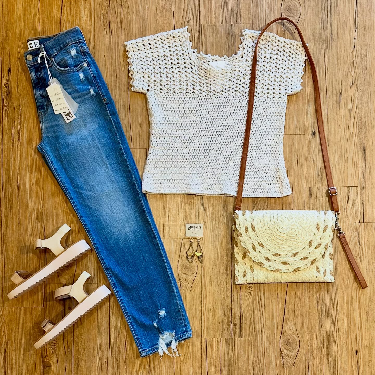 🏝🦩🌺
The details:
Vintage cotton knit top sz XS, $23
Daze jeans (NWT) sz 24, $32
Madewell sandals (new) sz 7.5, $30
Purse (no label) - SOLD
Morgen Barrett earrings, $48