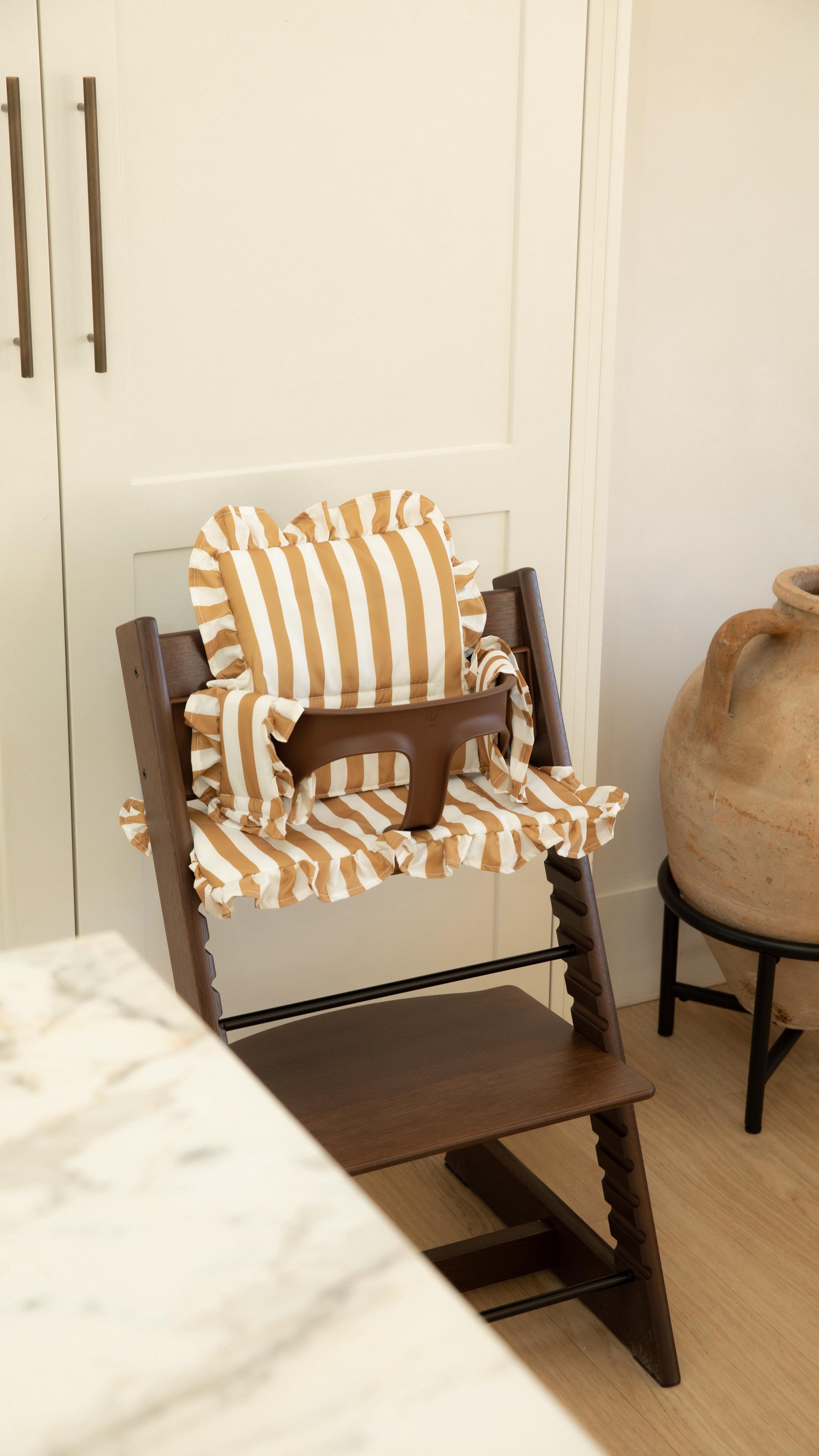 end of 🤷♀️.
🎥: ruffle highchair cushion designed for the Stokke Tripp Trapp - Salted Caramel 🍦
.
.
.
#cushion #highchair #stokke #highchaircushion #ruffles