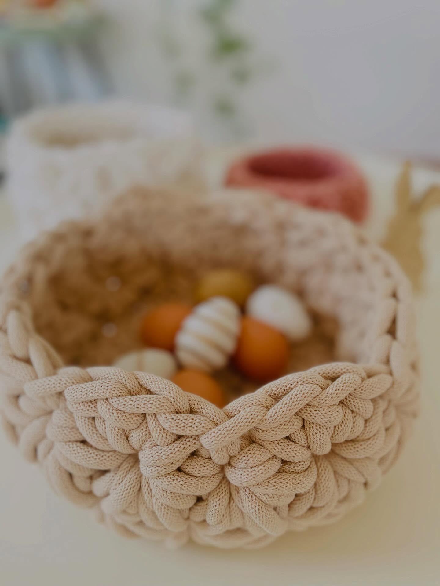 🧶🐣Suchst du noch nach einem ausgefallenen Osterkorb und einem neuen Häkelprojekt ? Dann hab ich hier eine Inspiration für dich ☺️. Diesen Blütenkorb 🌸kannst mit dicker (9mm) oder dünner (5mm) Baumwollkordel häkeln, z.B. von @hello_bobbiny . Der Korb ist perfekt für Ostereier und als kleines liebevolles Geschenk.💝
Ich wünsche euch viel Spaß beim häkeln von dem tollen Blütenkorb.
Die Anleitung und das ganz Häkelset findet ihr im Onlineshop unter Maschenherz-handmade.de #handmade #häkeln #osterkorb #osterkörbchen #häkelanleitung #maschenherz