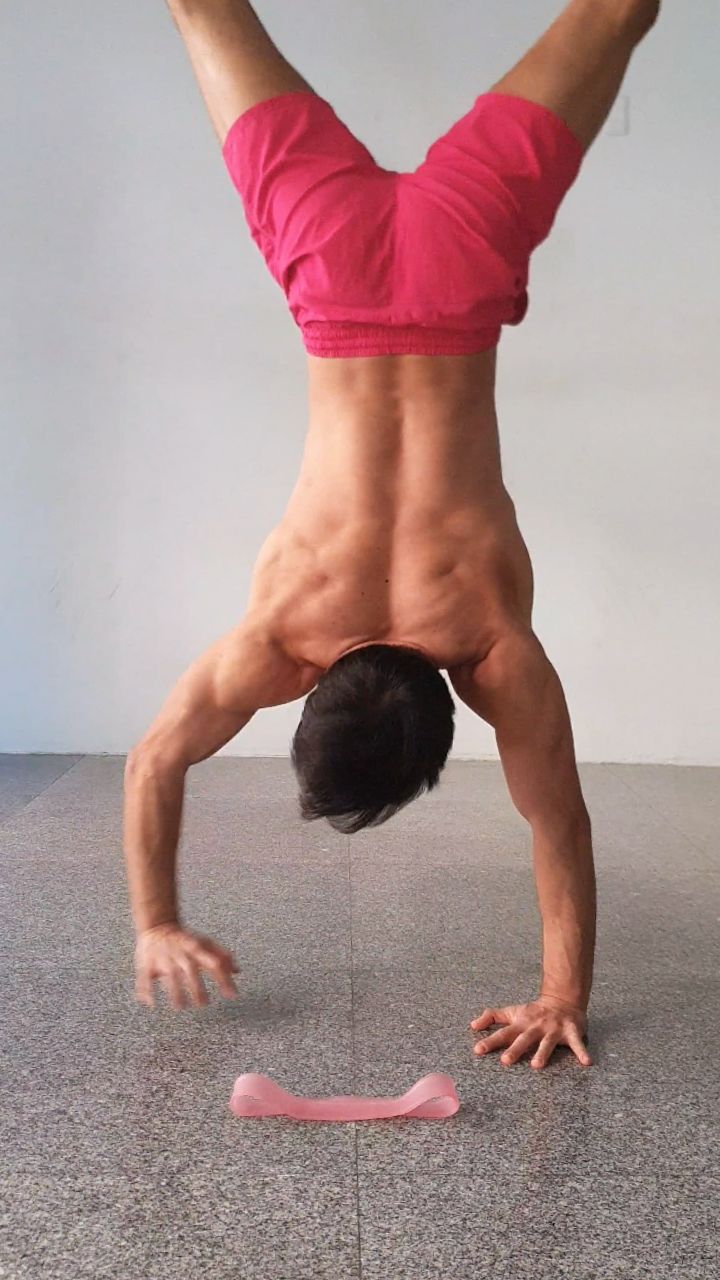 Handstand Walk Elbow Bent Tip using Mini Resistance Band:
Fitloopband-mini: www.fitprogress.com/shop/fitloopband-mini
FitProgress Studio Coaching @HandstandTrack Balance Support System.
