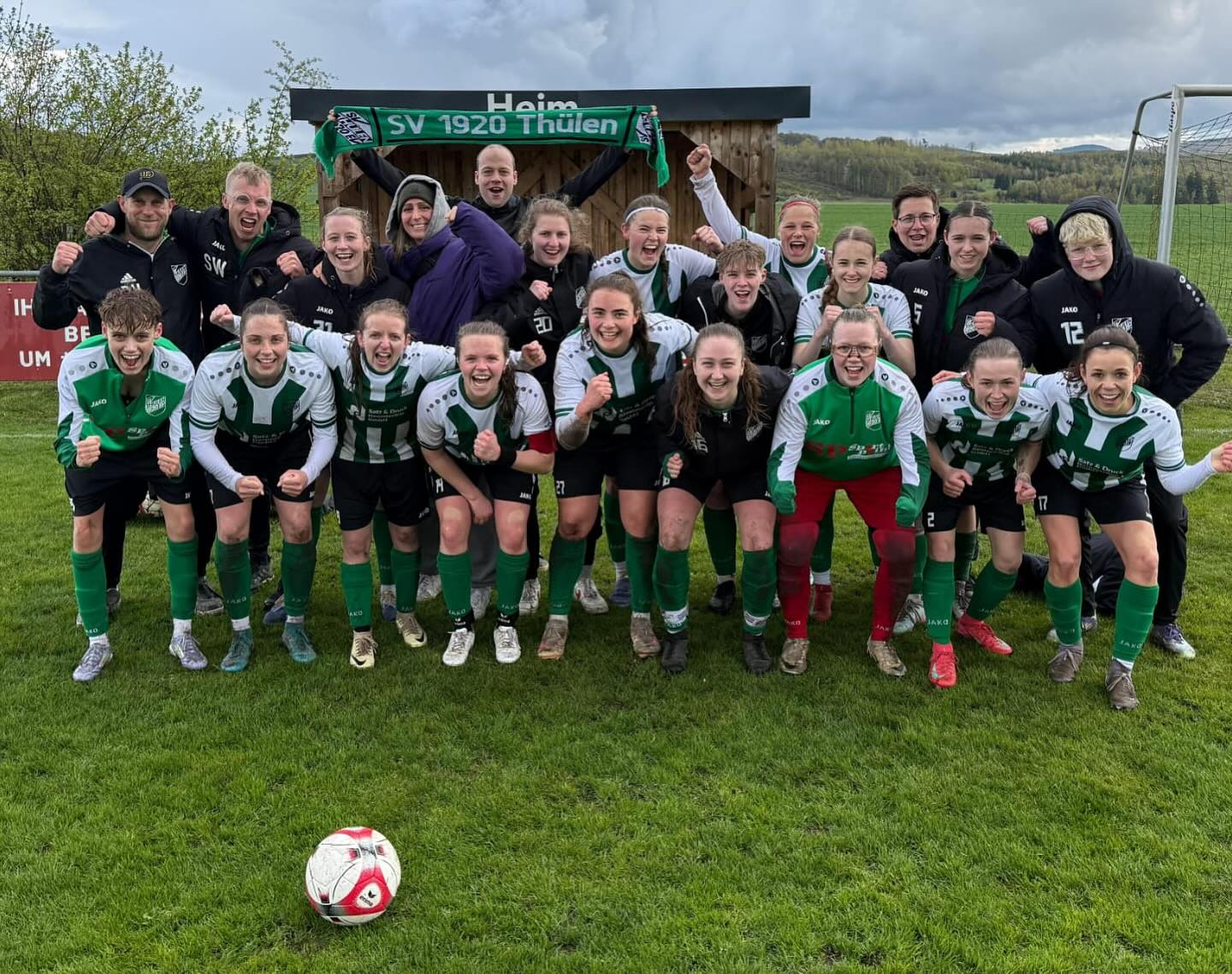 ⚽ SVT-Damen setzen Positivtrend fort! ⚽
SV Thülen – SV Germania Hauenhorst 1:0
Die SVT-Damen holen am 20. Spieltag der Westfalenliga die nächsten drei Punkte! 🥳
Von Beginn an dominierten die Grün-Weißen die Partie und erspielten sich zahlreiche Chancen.
Kurz vor der Pause belohnte Sophia Kloppenburg das Team nach einer Ecke von Katja Betten mit dem entscheidenden Treffer zum 1:0. ⚽
Auch nach dem Seitenwechsel blieb der SVT spielbestimmend, musste aber bis zum Schluss gegen kämpfende Gäste aus Hauenhorst alles reinwerfen. Mit starker Defensive und viel Einsatz blieb der Kasten sauber. 💪🏼
Damit stehen nun 24 Punkte auf dem Konto – bereits jetzt ein Punkt mehr als am Ende der vergangenen Saison! 🙌
Ein bitterer Moment bleibt leider: Luisa Becker verletzte sich schwer am Knie und fällt mit einem Kreuzbandriss für das restliche Fußballjahr 2026 aus.
Gute Besserung, Luisa! 🙏🏼🍀
