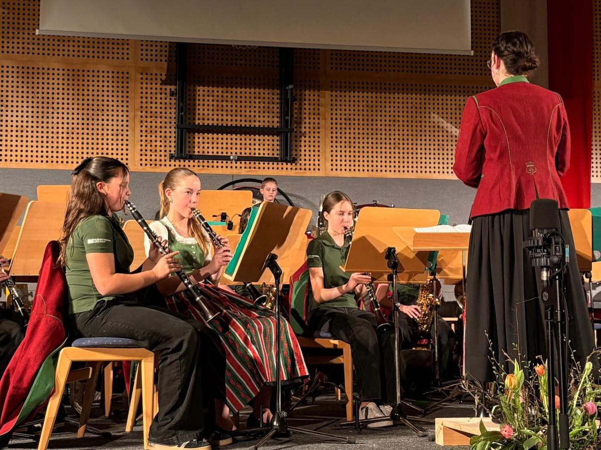 Ein wirklich besonderer Abend gestern beim Frühjahrskonzert des Kirchhamer Musikvereins.
Das Afrika-Thema war nicht nur kreativ, sondern auch musikalisch auf höchstem Niveau umgesetzt – großartige Stimmung im Saal!
Richtig stark auch der Auftritt unserer Jungmusiker – da sieht man, wie viel Einsatz und Leidenschaft bereits jetzt Früchte tragen.
Und die Gesangseinlagen von Katharina Dörflinger waren einfach das i-Tüpfelchen.
Solche Veranstaltungen zeigen, wie lebendig unser Ort ist.
Und ja… der Ausklang hatte es dann auch noch mal in sich. 😉