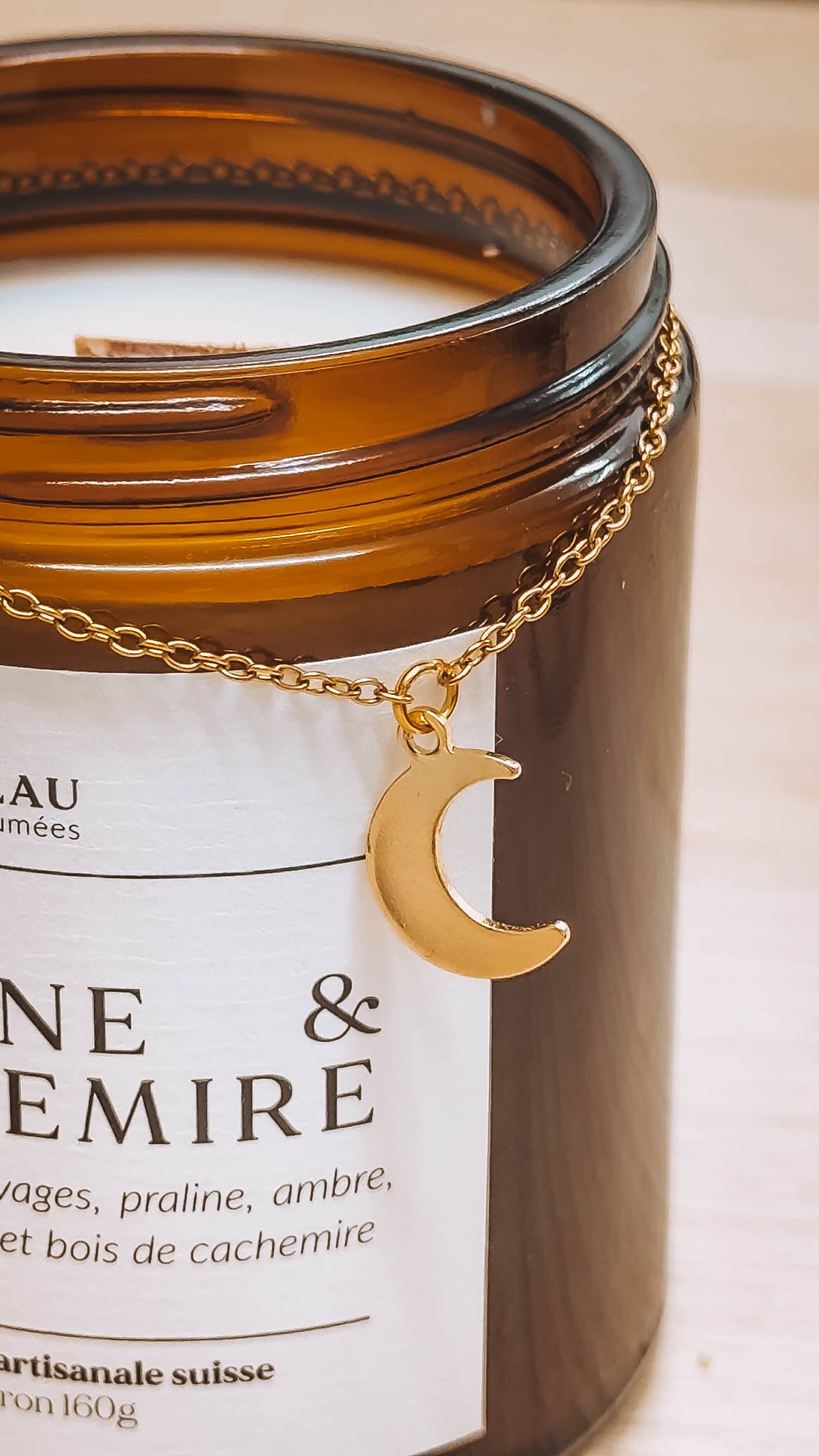 Ce sont souvent ces détails qu’on remarque en premier ✨
Le verre ambré, la mèche en bois, la petite lune et sa chaîne fine, la lumière douce une fois la bougie allumée…
C’est tout cela qui rend mes bougie si reconnaissables et qui construit peu à peu l’univers d’Atelier Mailau. 🌙
Et entre nous, ce sont souvent les détails qui font qu’on a un vrai coup de coeur pour une création, tu ne crois pas ? 🤎
#ateliermailau #artisanatsuisse #bougieparfumée