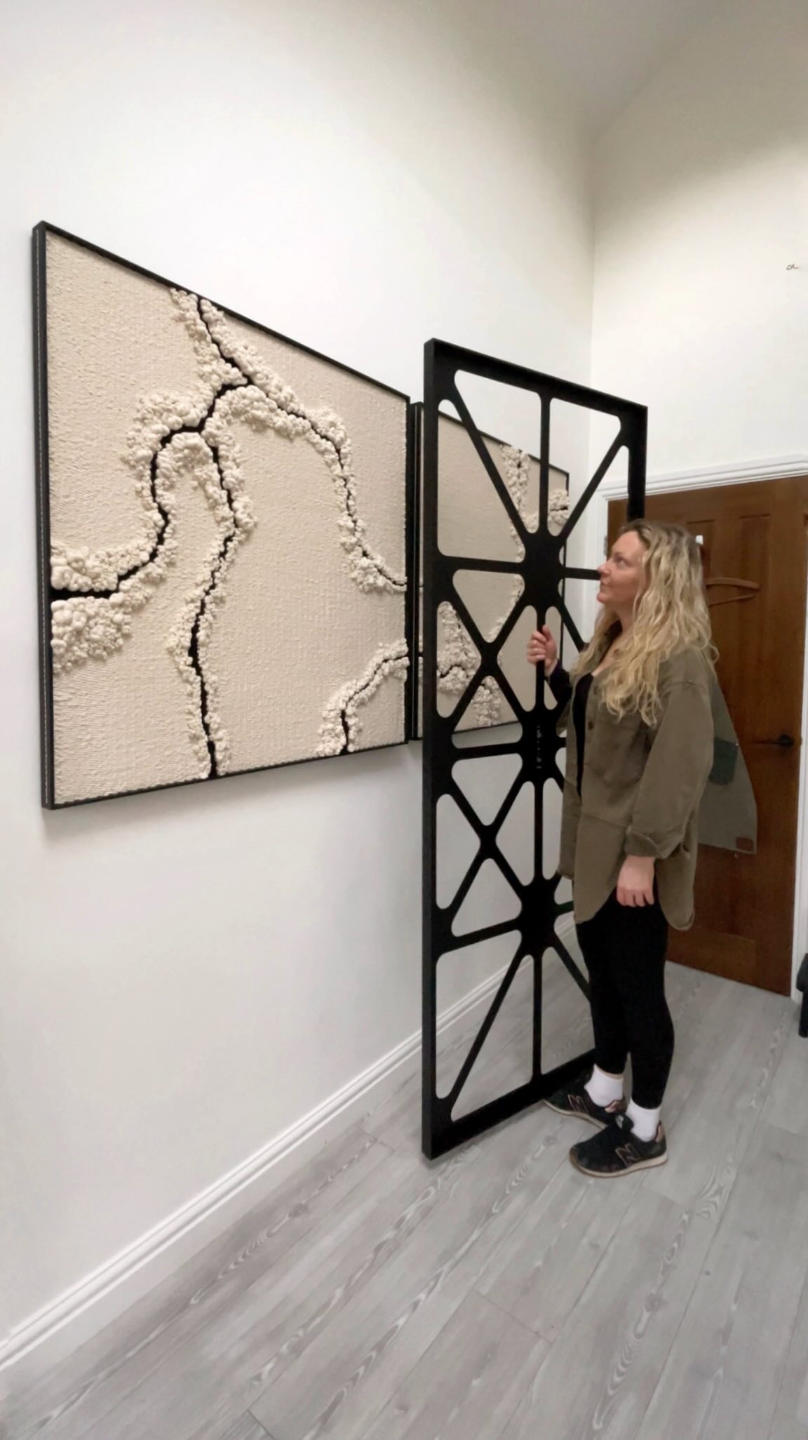 The final piece to complete this 3 part commission, has arrived!!
At 205cm wide, I’m also very happy my measurements were correct and this frame actually fit into my studio. Behind that door is a sharp corner…it was a very tight fit!!
🖤A small number of finished works are currently available on my website…a few more being added soon.
www.ellecollins.com
UK artist. Birmingham artist. Contemporary wall art. Textile wall sculpture. Art for interiors. Art for interior designers. Neutral interiors. Organic modern interior. Organic modern design. Texture art. Tactile art. Statement wall art. Minimalist art. Nature inspired art. Coastal inspiration. Devon landscape inspiration. Art collectors.
#sculpturalwallart #contemporarytextileart #neutralinteriors #calmspaces #natureinspired