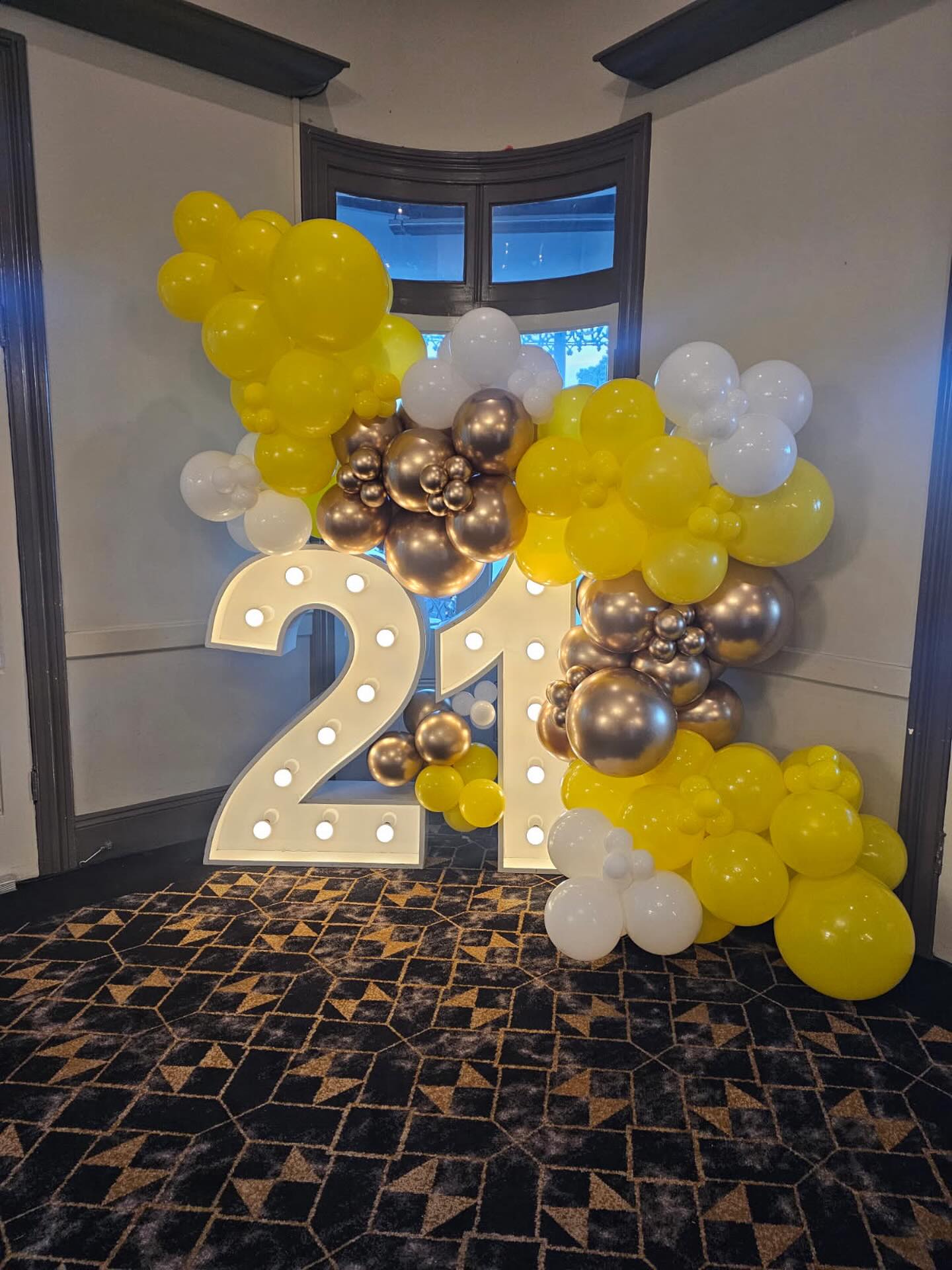 Light up numbers & bright balloons for a 21st 🌟 at @regattahotel
Light up numbers @biglightletters
Balloon garland @balloonroomandco
Book online 🔗 in bio
