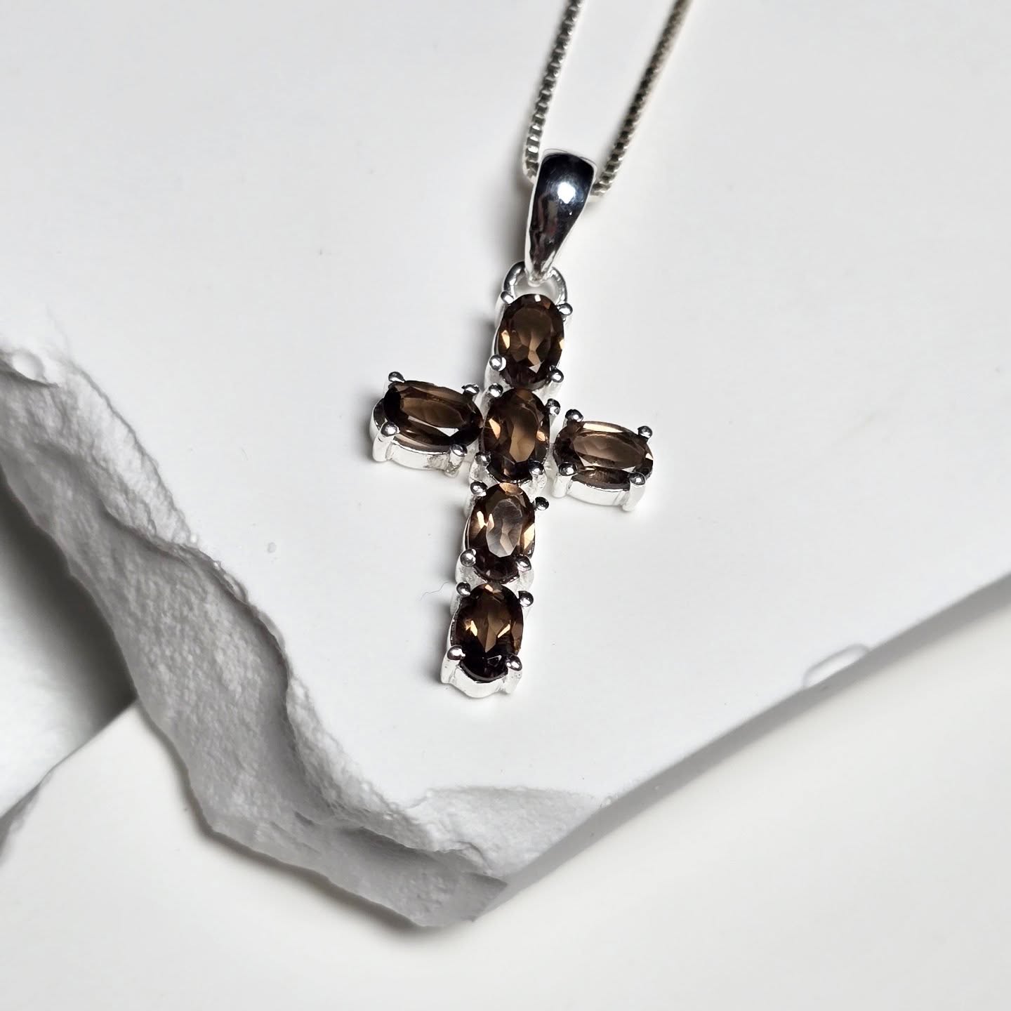 Dieses edle Kreuz mit Rauchquarz ist nicht nur ein Blickfang, sondern ein kraftvoller Begleiter für deinen Alltag. Die warm schimmernden Steine stehen für Stärke, Schutz und innere Ruhe – genau das, was wir im hektischen Alltag brauchen.
Bei Interesse gerne via PN melden 📨
🪨 Warum Rauchquarz?
Er hilft dir, negative Energien loszulassen, Stress abzubauen und wieder klar zu denken. Ein Stein für alle, die fokussiert bleiben und gleichzeitig in ihrer Mitte stehen wollen.
♑ Perfekt für dich, wenn du eines dieser Sternzeichen bist: Steinbock • Skorpion • Waage • Jungfrau
💎 Dein Vorteil:
• Zeitloses, elegantes Design
• Bedeutungsvoller Heilstein
• Ideal als Geschenk oder für dich selbst
• Kombiniert Stil mit positiver Energie
#Rauchquarz #Schmuckverkauf #Heilsteine #machic #sterlingsilver