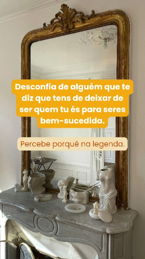 Quando alguém te disser que para teres um negócio de sucesso tens de representar uma personagem que tu não és e adotar um estilo com o qual não te identificas, desconfia.
Uma coisa é adotar uma estratégia de comunicação com o teu público-alvo e comunicar de forma direcionada.
Outra coisa completamente diferente é deixares de ser quem tu és.
👉 Tu és a tua marca pessoal.
👉 Tu és a essência do teu negócio.
Ao te adaptares totalmente a um método que não te representa, tornas-te numa mera representação.
Ao permitires que método se adapte a ti e à profissional que tu és, reforças ainda mais a tua identidade e o que te diferencia dos demais.
Faz sentido para ti? 💛