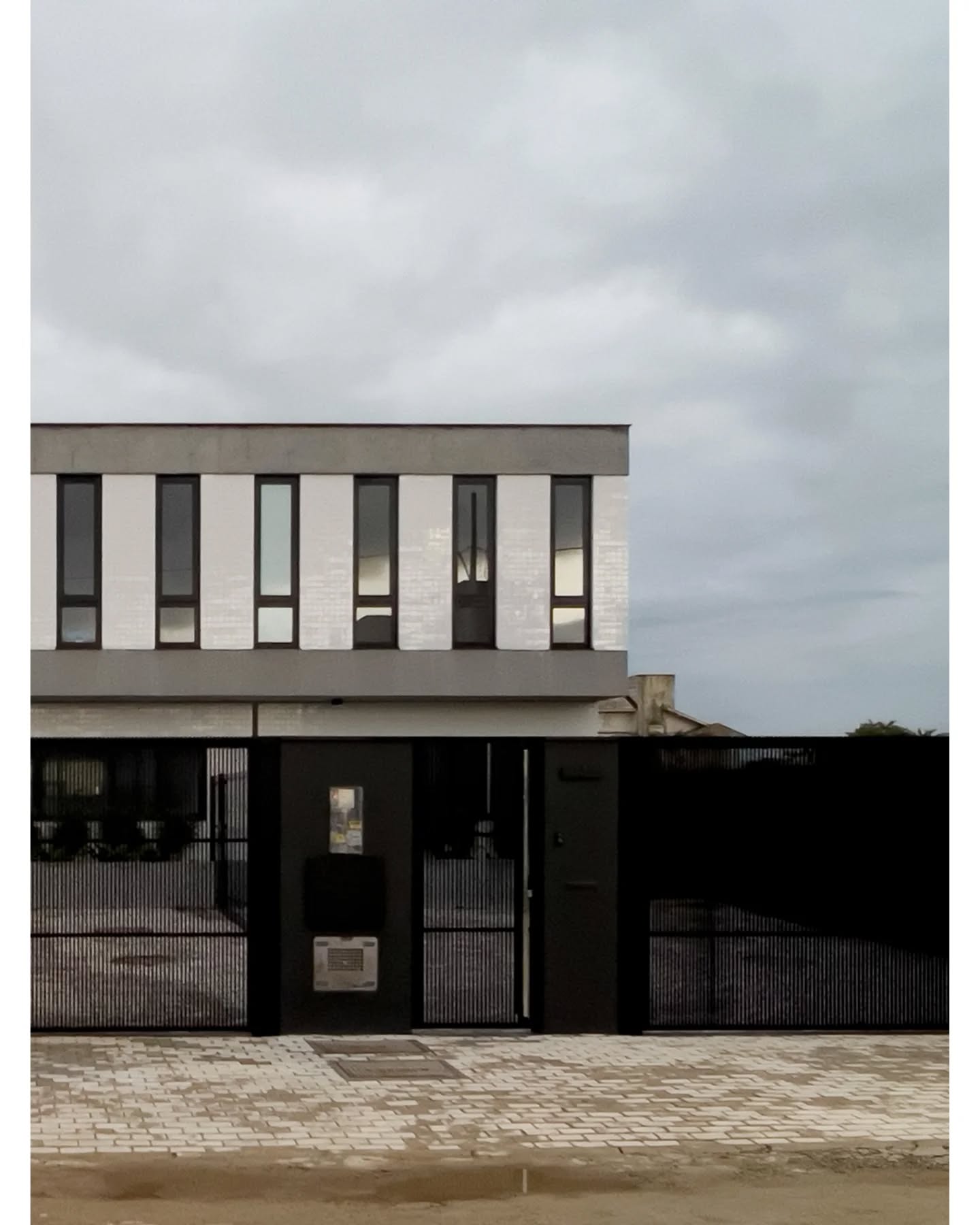 Casas Dos Lordes | 2025
Três casas geminadas de dois pavimentos, pensadas para moradia permanente ou uso por temporada.
O projeto se organiza em torno de um pátio central que conecta os dois níveis e permite que a luz e a vegetação atravessem a casa, integrando natureza e arquitetura.
Com 183 m² de área construída, cada unidade combina rigor técnico e uma estética limpa, com detalhes de acabamento que expressam coerência, durabilidade e conforto em todos os níveis.
Todas as unidades aproveitam a orientação norte nos fundos, garantindo luminosidade ao longo de todo o dia.
Um conjunto que une arquitetura contemporânea e qualidade construtiva — pensado para viver com luz, natureza e flexibilidade.
Ficha técnica:
Localização: Ingleses, Florianópolis, SC – Brasil
Tipologia: Casas geminadas de dois pavimentos
Arquitetura: Proyecto C – Argentina
Conclusão: 2025
Área construída: 183 m² por unidade
Área total: 216 a 250 m² (conforme a unidade)
Unidades: 3
Dormitórios: 3 (1 suíte + 2 demi-suítes) + 2 áreas flexíveis
Banheiros: 2 + lavabo
Vagas de garagem: 2
Diferenciais: Pátio central com jardim interno, ventilação cruzada, áreas flexíveis que ampliam as possibilidades de uso, orientação norte nos fundos, fachada com pastilhas cerâmicas brancas e balanços de concreto aparente.
.
www.kubiko.com.br
#kubiko #florianopolis #investimento
Projeto: @proyectoc_arquitectos
Ph: cortesía Proyecto C