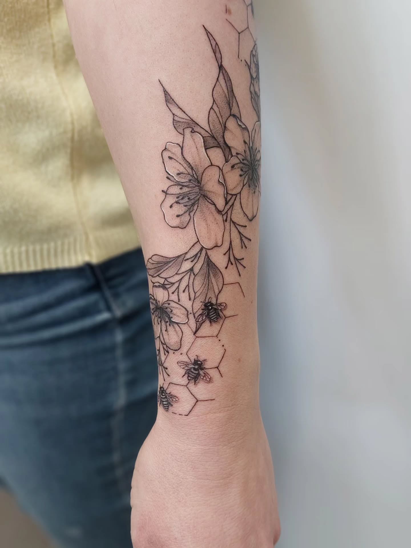 👋👋,
Merci à Marie de sa confiance pour la réalisation de ce jolie projet!! ☺️
Belle soirée à tous
@needlesbee22
@bigwasp.official
@hand_ink_
@sunskintattoo