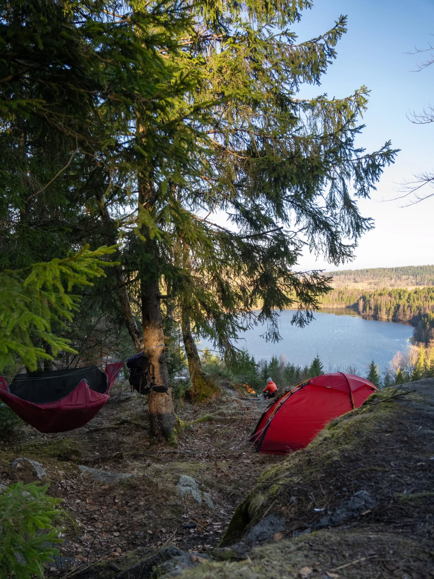 Utenatt vid Fluxfallet!
Tillbaka efter vår vandring (se förra inlägget) höll solen på att gå ner. Vi hämtade packningen i bilarna och valde ut en bra plats för tält och hängmatta.
Jag hängde upp tarpen endast bakåt för att få fri sikt men ändå vara redo att bara fälla över den om det skulle behövas senare eller under natten.
Vi startade en eld lite närmre klippkanten i eldpallen och värmde på lite fylld pasta till kvällsmat.
Provade min nya powerstation från Aqiila (reklam) som vi använde som både lampa men även för att ladda mobilerna. Den ena genom kabel och den andra trådlöst. Ska fortsätta testa denna och se vad den går för.
Efter en relativt god natts sömn till bruset av forsande vatten vaknade jag till en rosa himmel.
Sen det jag va mest taggad på, frukostmackorna!
Invigning av mackjärnet som @tigerns.friluftsliv hade köpt. Första mackan inhalerade vi. Så gott! Tredje mackan åt vi bara för att det va smakade så ljuvligt!
Detta ska jag investera i!
Efter att vi plockat ihop allt och lämnat packningen i bilarna tog vi en kort tur till botten av fallet.
Tänk att jag har fått ihop 2 utenätter på mindre än 2 veckor nu. Och om 2 veckor är det ytterligare 2 utenätter inplanerade.
Jag ska banne mig lära mig att sova gott ute! Övning ger färdighet!
Har du inte varit vid Fluxfallet så spara inlägget!
#utenatt #friluftsliv #hängmatta #fluxfallet