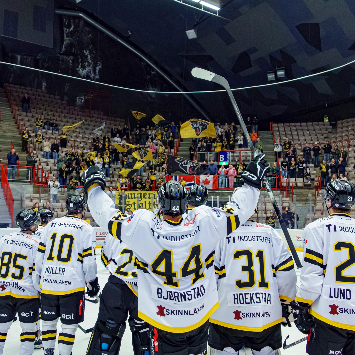20 strake seiere og én kamp unna et @ehl.no-opprykk! 🚨 @ringerike_panthers overlevde en massiv snuoperasjon fra @gjovikhockey i et finaledrama som inneholdt absolutt alt: Utslåtte tenner, isposer, svensk poengmaskin og en dramatisk dommeravgjørelse som fikk hjemmelaget til å koke. 🔥
Lørdag kan opprykket avgjøres i en stappfull Schjongshallen, men Gjøvik nekter å gi opp drømmen.
Les alt på Hockey4You.no! Lenke i bio. 🏒
#2hockey #hockey4you #norskishockey #norskhockey #hockeyliga1