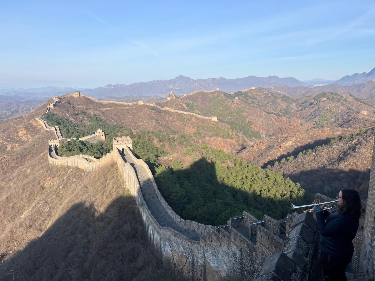 Great Wall of China day 2! We got up at 4:30 am to get to the wall by 5 am for sunrise shenanigans ☀️ I befriended a super sweet cat, we had tea in one of the watch towers, and I played a couple notes with the best view 🤓