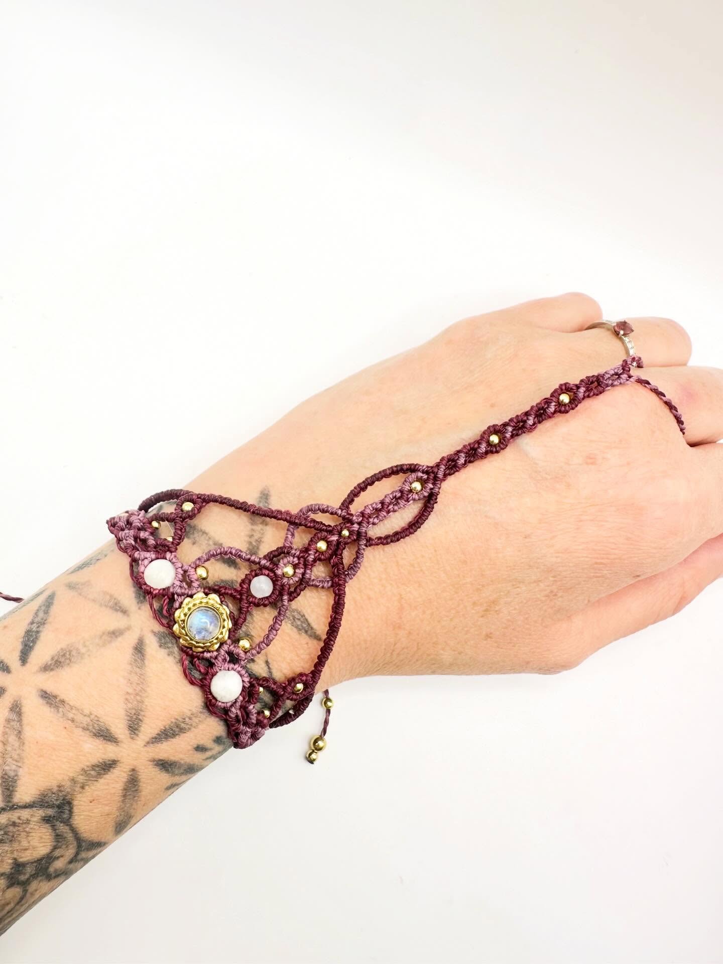 🌙 Le savais-tu ?
La pierre de lune fascinait déjà les Anciens…
Chez les Grecs, elle était liée aux déesses lunaires
comme Séléné et Artémis, incarnations de la nuit, du féminin et des cycles naturels.
Ils voyaient en elle une pierre profondément connectée aux rythmes du corps et de la nature.
Les Romains, eux, allaient encore plus loin…
Ils pensaient que la pierre de lune était faite de lumière de lune solidifiée.
Certains disaient même qu’on pouvait y apercevoir
le visage de Diane, déesse de la lune.
À travers les âges et les cultures, elle a toujours gardé cette aura particulière…
Une pierre liée au mystère, à l’intuition, et à ce lien invisible entre le ciel et nous. 🌙✨
Cette manchette m’accompagnera samedi au @bal_des_mirages ! Bien assorti avec ma tenue 💕
#pierredelune #artemis #artisanefrançaise