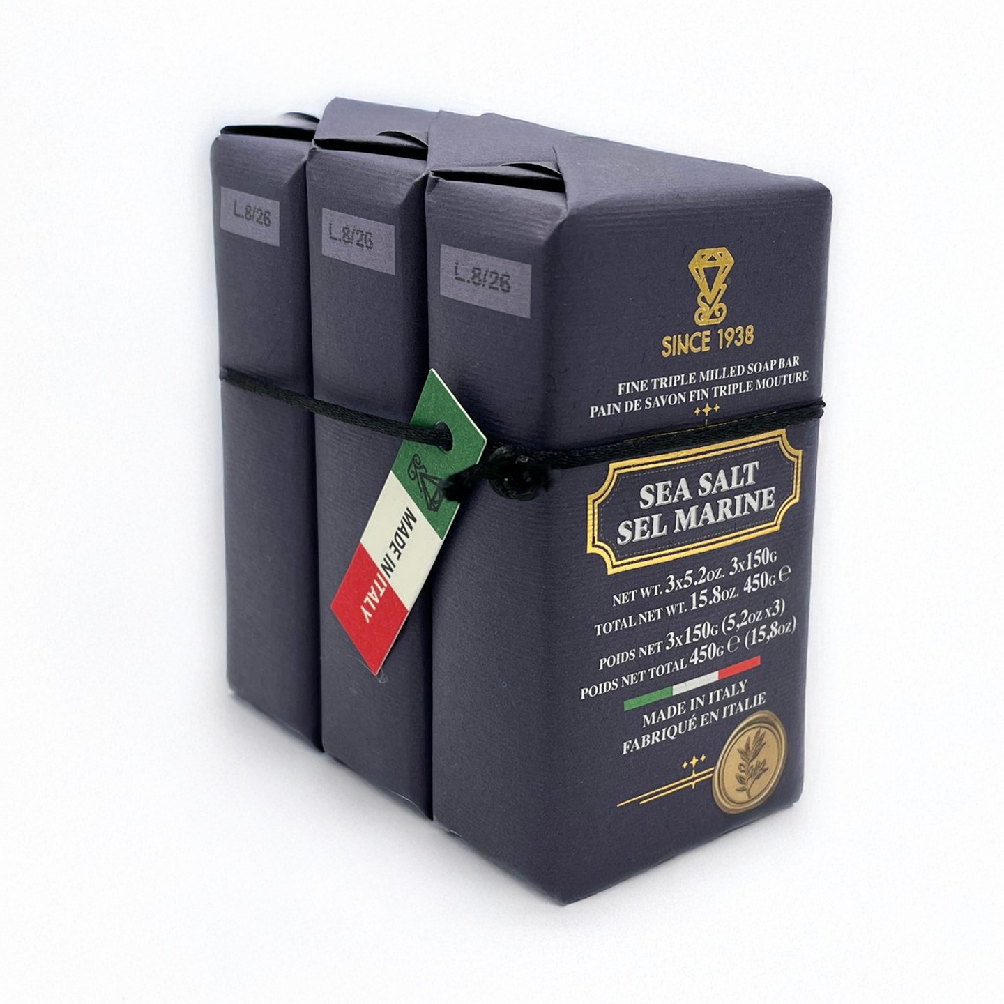 È nei gesti essenziali che si misura la vera tempra.
Tre saponi solidi triple milled, dalla texture compatta e dalla schiuma piena.
La fragranza SEA SALT sprigiona note fresche e luminose, ispirate alla brezza marina e ai cristalli di sale, regalando una sensazione di pulizia pura e rigenerante.
Come la brezza sul mare, accarezza la pelle con leggerezza, lasciando una scia fresca e raffinata. Evoca la salsedine sulla pelle, il vento teso, l’infrangersi delle onde sul molo.
Un’eleganza discreta, mai ostentata.
🌊🌊🌊🌊🌊🌊🌊🌊
True character is measured in essential gestures.
Three triple-milled solid soaps, with a compact texture and a rich, full lather.
The SEA SALT fragrance releases fresh, luminous notes inspired by the sea breeze and salt crystals, offering a feeling of pure, revitalizing cleanliness.
Like a breeze over the sea, it caresses the skin with lightness, leaving a fresh, refined trail. It evokes salt on the skin, taut winds, and waves breaking against the pier.
A discreet elegance, never ostentatious.
#menscare #luxurylifestyle #sailinglife #groomingritual #skippergata #madeinitaly🇮🇹