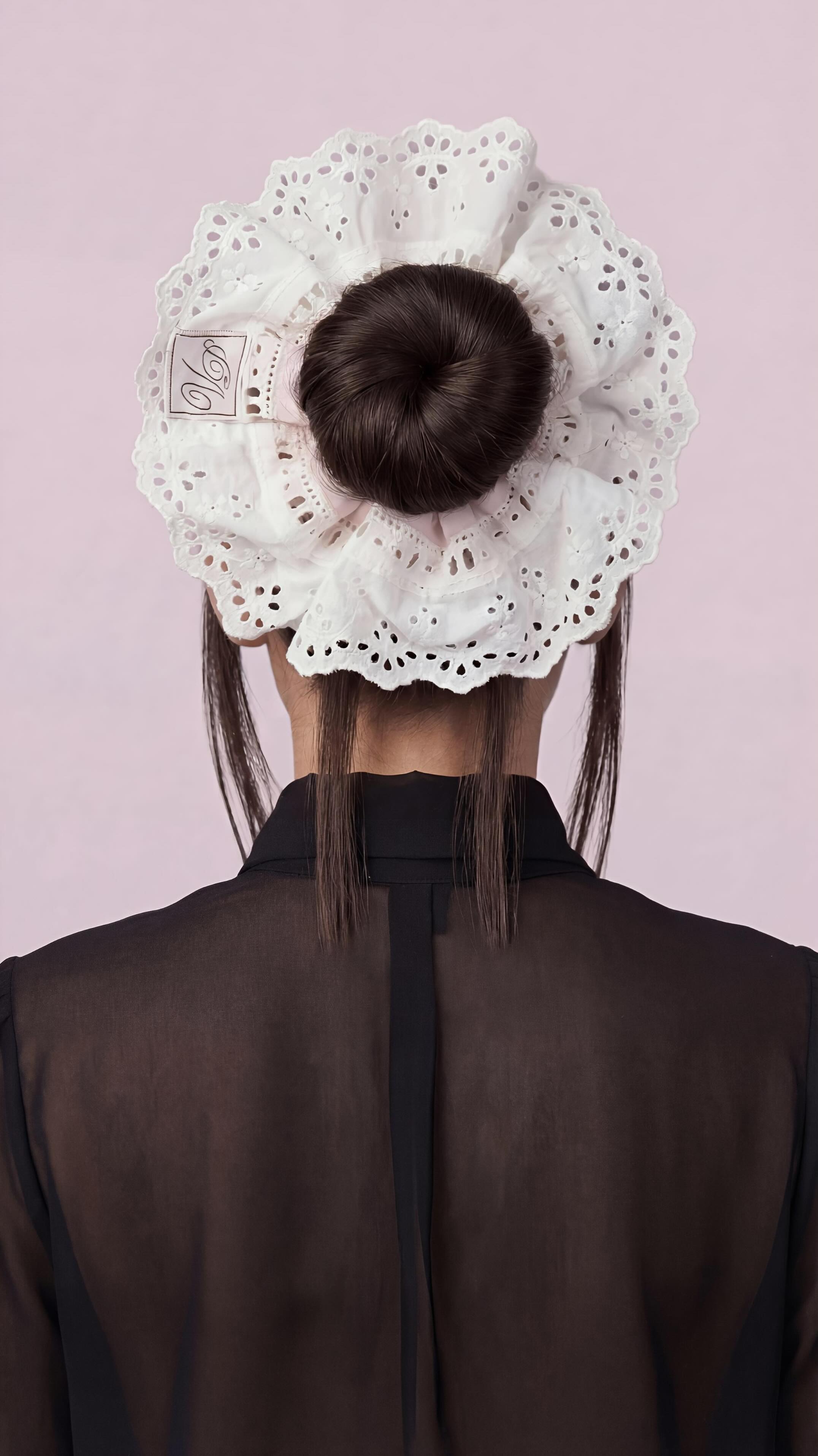 🩷🌸 @venerdi.pomeriggio il tempo si posa,
come luce che sfuma e una quiete silenziosa.
Abiti leggeri, come gesti da abitare,
tra fili e dettagli che sanno raccontare.
Una grazia sottile, che non deve apparire,
ma resta nel tempo, nel modo di sentire.
Vuoi scoprire questa collezione? Vai sul blog, link in bio🌸
Grazie a @vivettaponti 🌸🫶🏻🩷