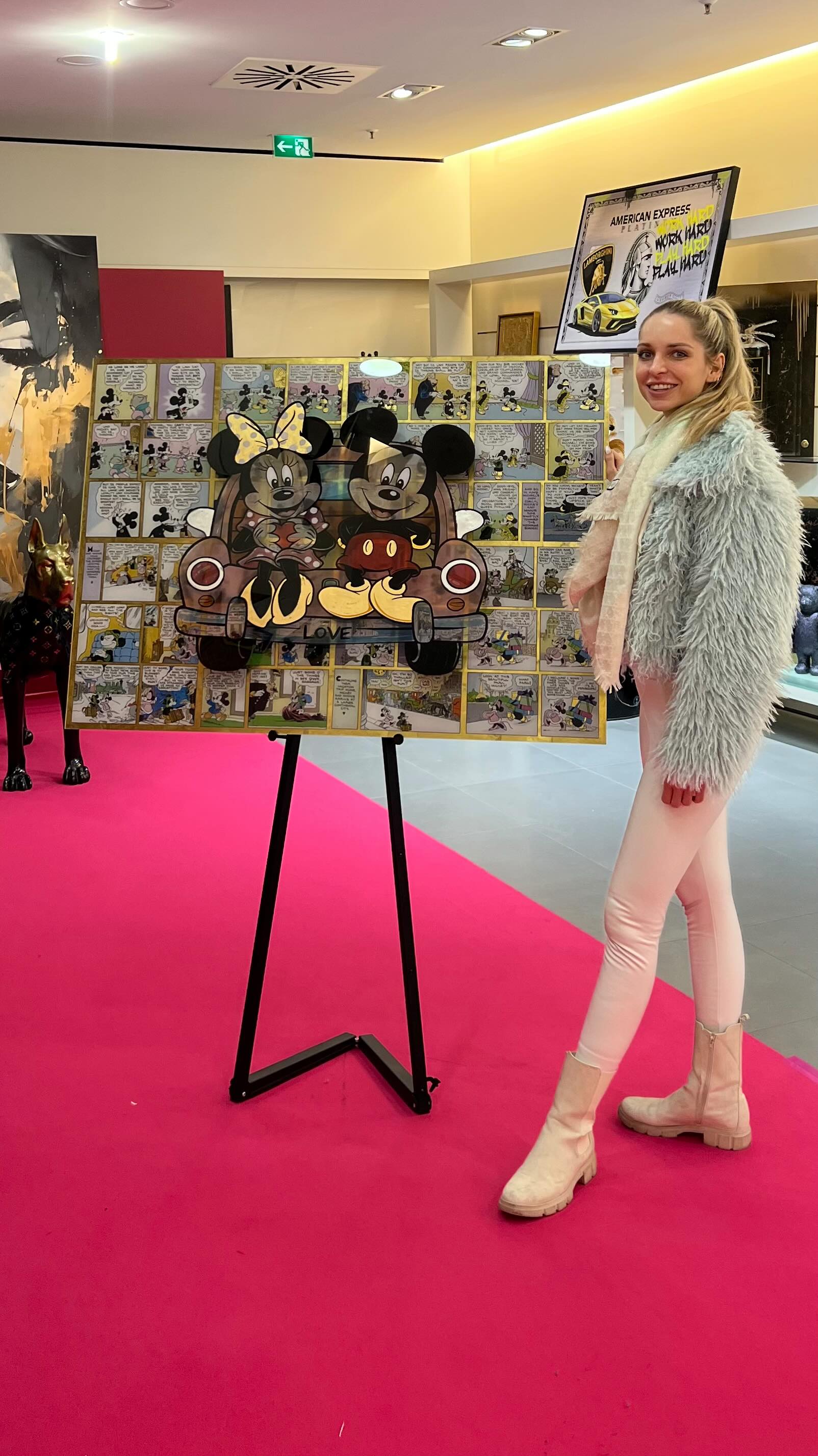 ✨ Kunst, die Geschichten erzählt ✨
Hier seht ihr mein neuestes Werk – eine Hommage an die zeitlose Magie von Mickey & Minnie 🖤
Zarte Comic-Elemente im Hintergrund, veredelt mit Blattgold, treffen auf ein verspieltes Motiv voller Nostalgie und Liebe 🚗💫
Für mich ist jedes Bild mehr als nur Farbe – es ist ein Gefühl, ein Moment, ein kleines Stück Kindheit, neu interpretiert ✨
Und ja… ein bisschen Glanz darf dabei natürlich nie fehlen 😉
Wie gefällt euch das Ergebnis? 💬
#art #kunst #mickeymouse #minniemouse #popart