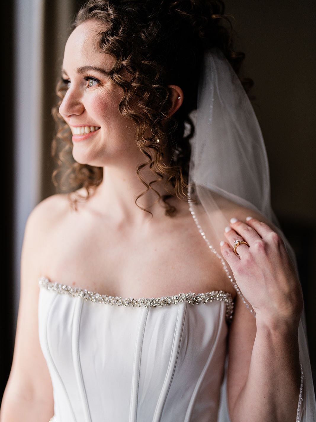 We don’t believe in transforming brides.
We believe in revealing them.
Somewhere along the way, the wedding industry started whispering that you need to be more (more glam, more dramatic, more “bridal”) in order to be stunning.
But the brides who work with us? They’re not trying to become someone else. They want to feel elevated, yes… but still recognizable. Still grounded. Still like themselves.
That’s always been my approach.
Enhancing your natural beauty.
Refining, not masking.
Creating a look that photographs beautifully, but feels even better in real life.
Because confidence doesn’t come from heavy layers or chasing trends. It comes from looking in the mirror and thinking,
“There I am.”
When you feel like yourself, just the most luminous, rested, supported version, everything shifts. You move differently. You smile differently. You walk down the aisle without second guessing how you look.
And that’s the kind of beauty that lasts long after the wedding day is over.
If you’re a bride who wants to feel stunning and deeply like yourself (without getting lost in the pressure of it all) We’d love to connect 🤍
Inquire via link in bio!
#chicagobride #naturalbridalbeauty #luxuryweddingbeauty #bridalmakeupartist #confidentbride
Photos by @foxandivory