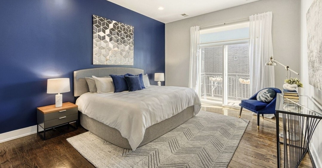 When we get a colorful accent wall, we lean in! #chicago #chicagorealestate #havenhomestager #chicagohomestaging #stagingworks #stagingsells #staging #homestaging