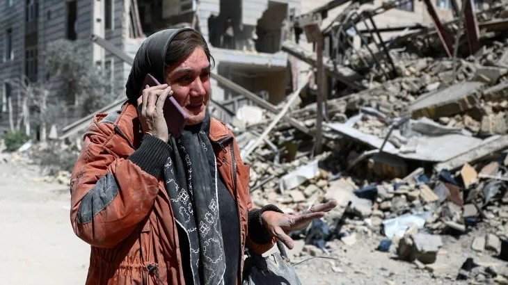 Você já pensou sobre outra dimensão de um conflito que muitas vezes passa despercebida? 🌍
Todos acompanhamos as notícias sobre bombardeios, números e acontecimentos sobre a Guerra, mas você sabe o que acontece no aspecto humanitário?
Famílias deslocadas, acesso limitado a água, saúde e abrigo, vidas interrompidas e um futuro incerto fazem parte do cotidiano de milhões de pessoas em cenários de guerra.
O drama humanitário é urgente e contínuo, mesmo quando não ocupa o mesmo espaço nas manchetes!
Olhar pra esse lado é essencial para ampliar a compreensão sobre o que realmente está em jogo e lembrar que por trás das crises existem pessoas. A Vv está aqui para lembrar que em todo conflito quem paga o preço mais alto é o povo!
Informação, empatia, educação.
Assine, siga e acompanhe a Vv- Inteligência Humanitária (Links na Bio) 💙