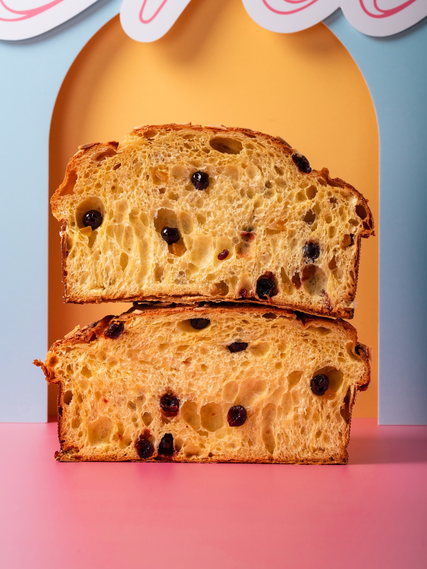 Dentro le nostre colombe c’è quello che conta davvero: gesti di ogni giorno, profumi che riportano a casa, sapori che si condividono attorno al tavolo.
Un interno soffice e ricco, fatto per essere spezzato e passato di mano in mano. Perché alla fine, la parte più bella è proprio questa: stare insieme. 💛
#pasticceriabenito #colombe #pasqua2026