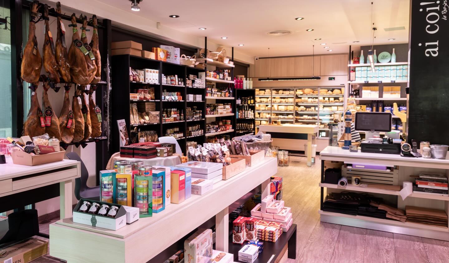 A la nostra botiga, la passió per la gastronomia va més enllà dels formatges i els embotits 🧀🥓
Hem seleccionat amb cura una gamma de productes gourmet que transformen qualsevol moment en una experiència especial: conserves delicades, dolços exquisits, torradetes artesanes, pasta de qualitat i gelats irresistibles ….😋🥰
Cada detall compta, perquè creiem en el plaer de gaudir dels sabors autèntics, amb calma i bon gust ✨
Descobreix un espai pensat per als amants de la bona taula.
T’assessorem perquè trobis el producte perfecte per a casa teva 🧀✨
Ens adaptem als teus gustos i t’ajudem a escollir sempre la millor opció.
Perquè gaudir del bon menjar comença amb una bona elecció 🫶🏼❤️
#gourmet
#gastronomia
#delicattesen
#emporda
#costabravapirineu