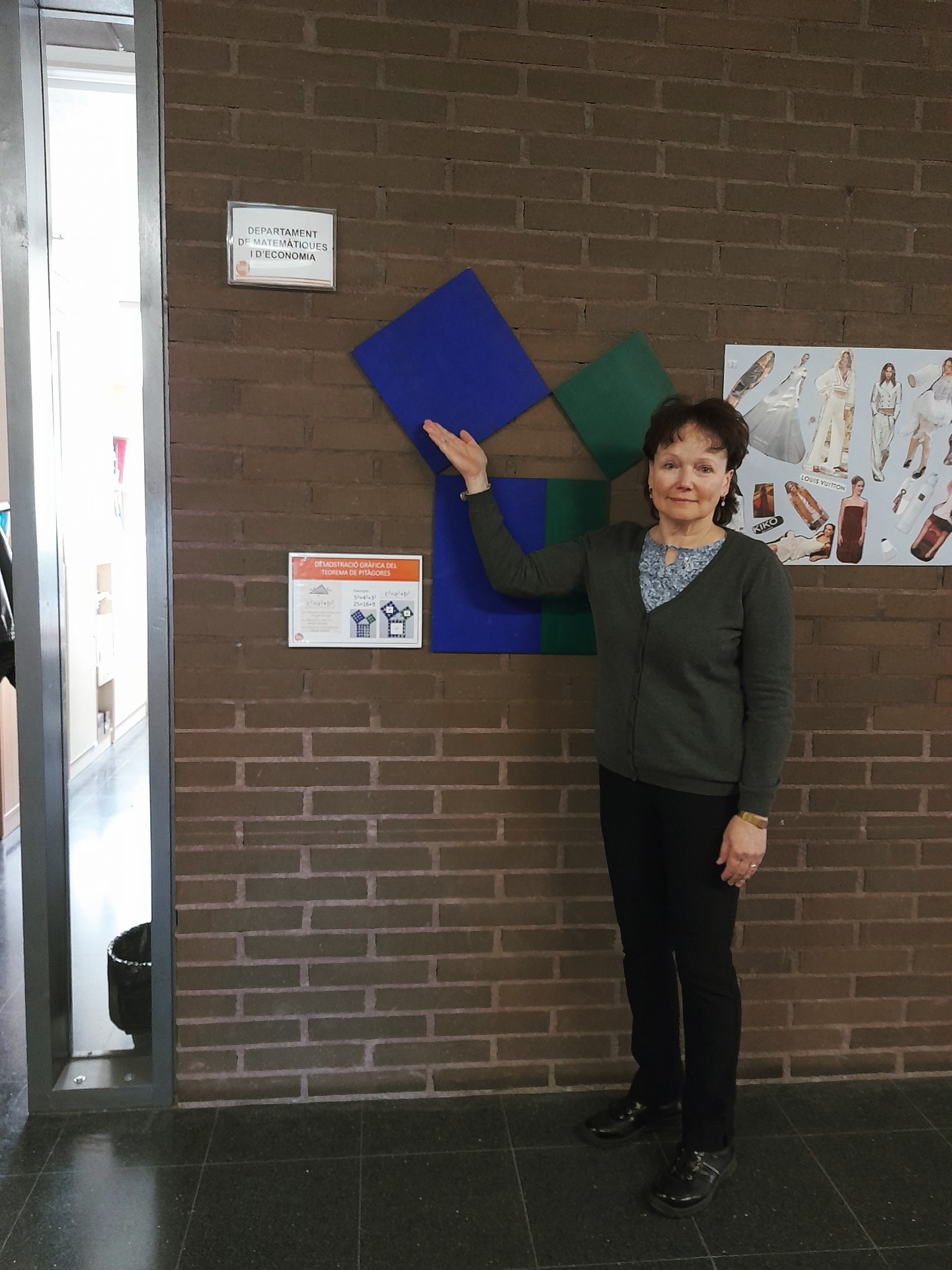 Stínovat se dá i pod španělským sluncem. Naše učitelka matematiky a fyziky, Dagmar Dolejší, se v rámci programu Erasmus+ jela podívat, jak to funguje na škole v Gironě.