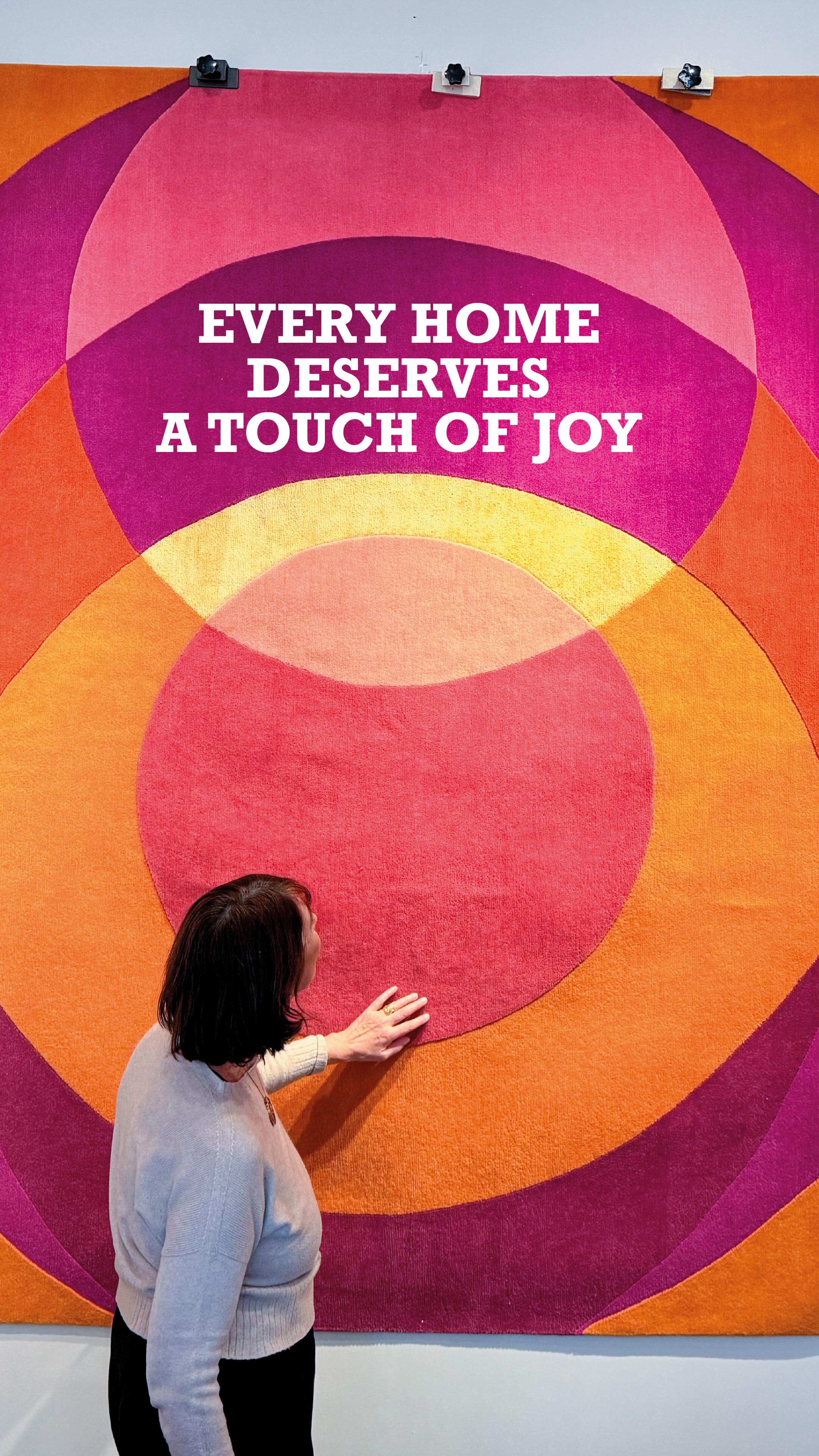 Spring is the perfect time to rethink your HOME.
This rug was born from my artistic research and transformed into a bespoke design piece in collaboration with @boralevi_firenze .
Inspired by the colours of nature, handwoven in Nepal in wool and silk, it brings depth, texture and a quiet sense of JOY into the space.
A unique piece, designed to live with you.
Each piece can be customised to fit perfectly within a space.
Are you readyto add a touch of color into your home this spring?
DM me and let’s chat.
——
🇮🇹 La primavera è il momento migliore per rinnovare la propria casa.
Questo tappeto nasce dalla mia ricerca artistica e si trasforma in un pezzo di design su misura, in collaborazione con @boralevi_firenze .
Ispirato ai colori della natura, annodato a mano in Nepal in lana e seta, porta profondità, materia e una sensazione positiva e allegra nello spazio.
Un pezzo unico, pensato per accompagnarti nel tempo.
Ogni tappeto viene sviluppato su misura, per valorizzare al meglio l’identità dell’ambiente.
Se questa primavera vuoi dare un tocco di colore alla tua casa, scrivimi in DM.
#laurarota #laurarotaart #circlesofjoy #circlesofjoyart
#boralevifirenze