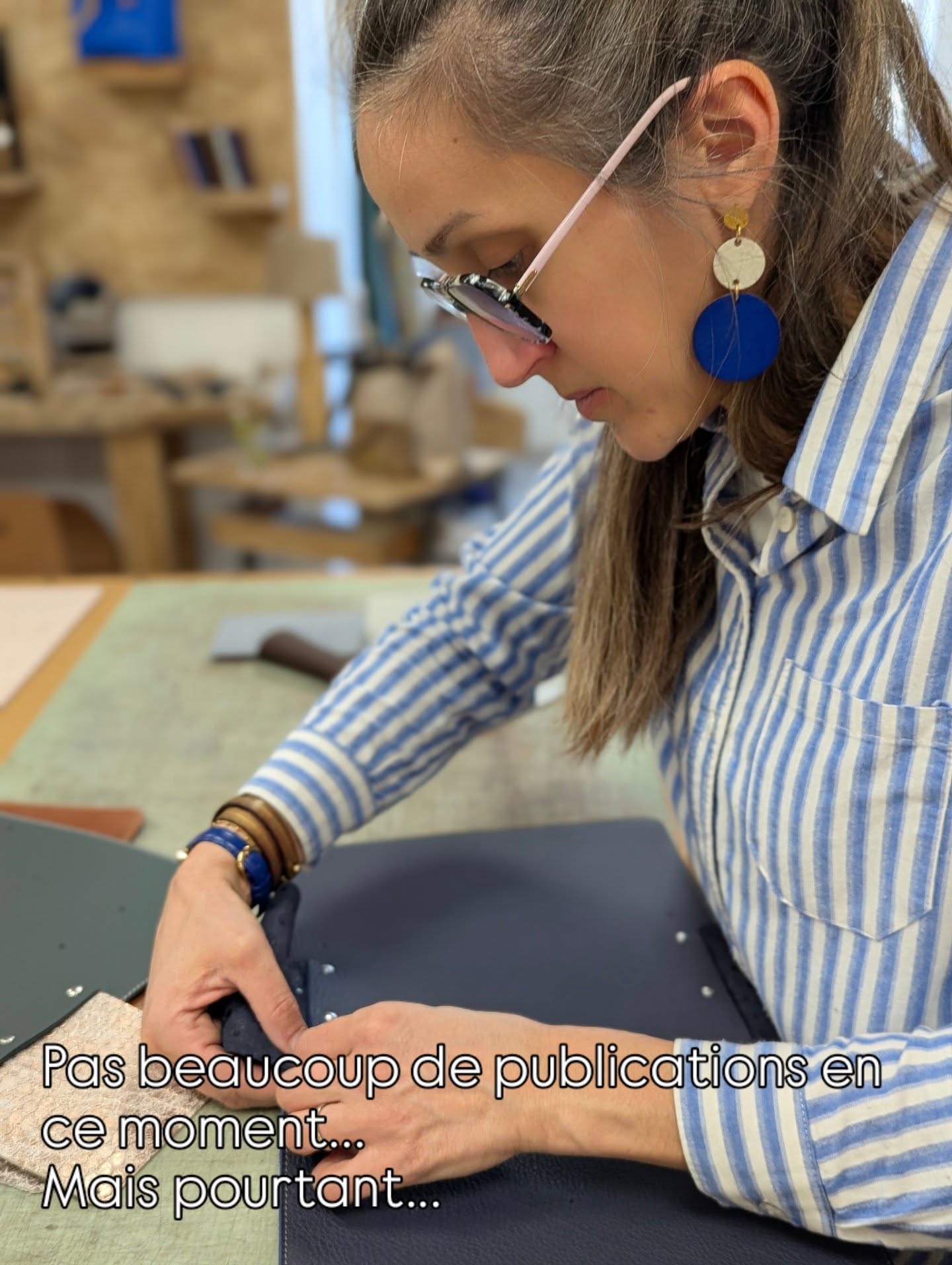 Les coulisses de ma petite entreprise (qui ne connait pas la crise) !
Vouloir tout faire est certainement un défaut que les artisans rencontrent souvent... Passionnés, perfectionnistes, addicts à la création, valeurs bien ancrées, envie de partager... Autant de qualités qui peuvent parfois nous emmener vers un chemin sans fin !
Ne jamais oublier que notre métier d'artisan, est celui de créer, fabriquer et de vous faire rêver... Alors voici quelques photos brutes de pomme, authentiques et sans filtres lorsque je suis en fabrication...
En fabrication pour... A votre avis ?
Bonne soirée
Marion
#artisanmade
#maroquinerie
#entrepreneur
#cuir
#madeinfrance