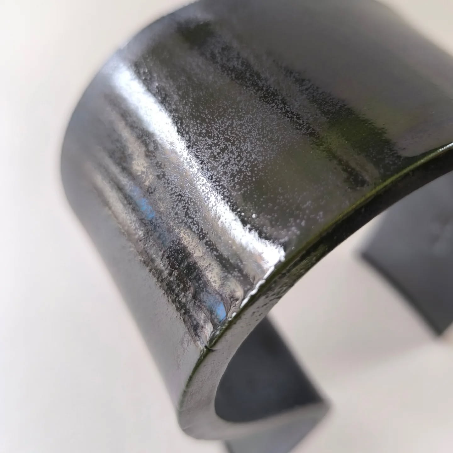 .
Parlamak ile geri çekilmek arasında bir yüzey
Işık değdiğinde üstünde kalmıyor, kırılıyor, çoğalıyor, saklanıyor.
Her açı başka bir iz, her bakış başka bir görüş
Ne gördüğünden çok, nereden baktığına ilgili.
Çok yakında...
#laylaceramic #yansıma