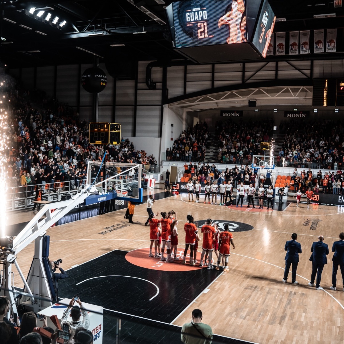 ✨ JEU CONCOURS ✨
J-10 🏀
Dimanche 12 avril, @sweet_and_salted partagera le ballon du match pour les quarts de finale des playoffs… ⛹🏽♀️
& pour l’occasion on vous fait gagner 2 places pour les quarts de finale des Tango Bourges Basket avec cocktail avant & après match, pour profiter pleinement de ce moment ensemble. 🤗
Un match, une ambiance unique, & un instant à partager autour de belles émotions ! 🤩
👉 Pour participer :
🧡Suivre notre compte
🧡 Liker ce post
🧡 Mentionner la personne avec qui vous voulez vivre ce moment ou la/le plus grand(e) fan du @bourgesbasket
✨ Bonus : partagez en story en nous identifiant
📅 Tirage au sort le 09/04 à 19:00
🙌🏽 On vous emmène avec nous ? 🧡
#jeuconcours #tango #bourgesbasket #gameday #bourges