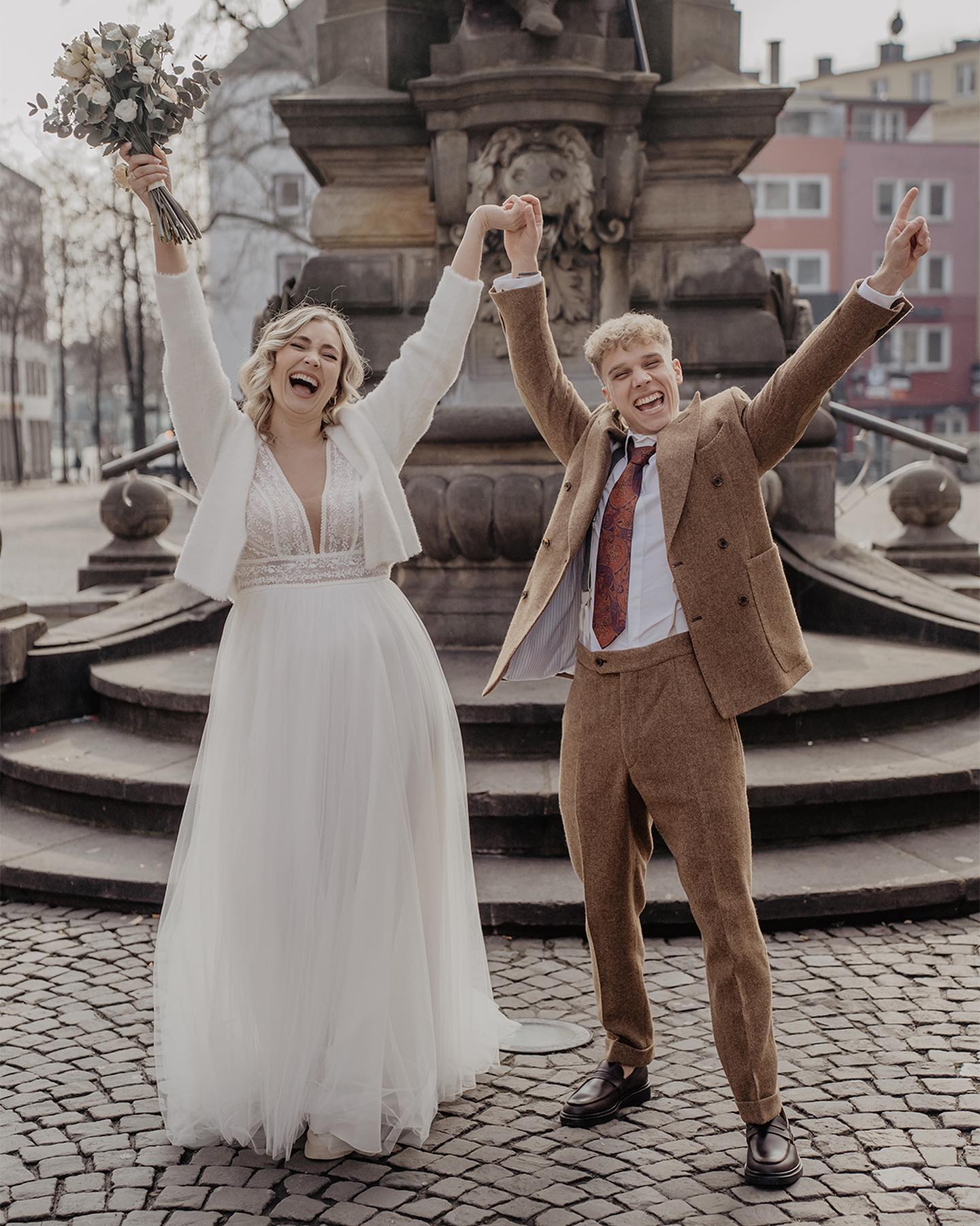 civil wedding🤍
Meine erste Hochzeit in diesem Jahr - es war super schön, das Wetter hat gepasst und die Stimmung war perfekt 🙏🏼
Bin aufgeregt wie ein kleines Kind, wenn ich an die kommenden Hochzeiten in diesem Jahr denke (und dazu kommt noch meine eigene Hochzeit in wenigen Wochen 🥹) ✨
#hochzeit #hochzeitslocation #standesamtköln #rentkammer #köln #hochzeitsfotografinköln #realwedding #colognewedding #brautpaarshooting