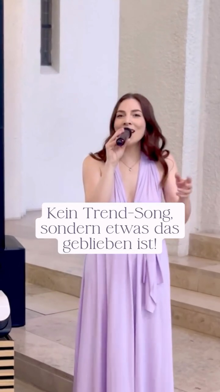 „Ein Teil von meinem Herzen“ von Jonathan Zelter – ein Song, der seit über 10 Jahren berührt.
Er war die Debütsingle von Jonathan Zelter aus dem Jahr 2015– und hat seitdem unzählige Brautpaare glücklich gemacht.
Und ja, man kennt ihn. Man hat ihn schon auf anderen Hochzeiten gehört. Aber genau das macht ihn nicht weniger besonders.
Es muss nicht immer etwas Neues sein. Man darf sich auch für die Songs entscheiden, die sich einfach richtig anfühlen – ganz unabhängig davon, wie oft sie schon gesungen wurden.
Denn jeder Moment ist anders. Jede Trauung ist anders. Und jede Interpretation bringt wieder etwas Eigenes mit.
Wenn euch dieser Song berührt, dann nehmt das als Zeichen – und macht ihn zu eurem Moment.
#hochzeitssängerin #trauung #livemusik #hochzeitsmusik #deutscheliederzurtrauung