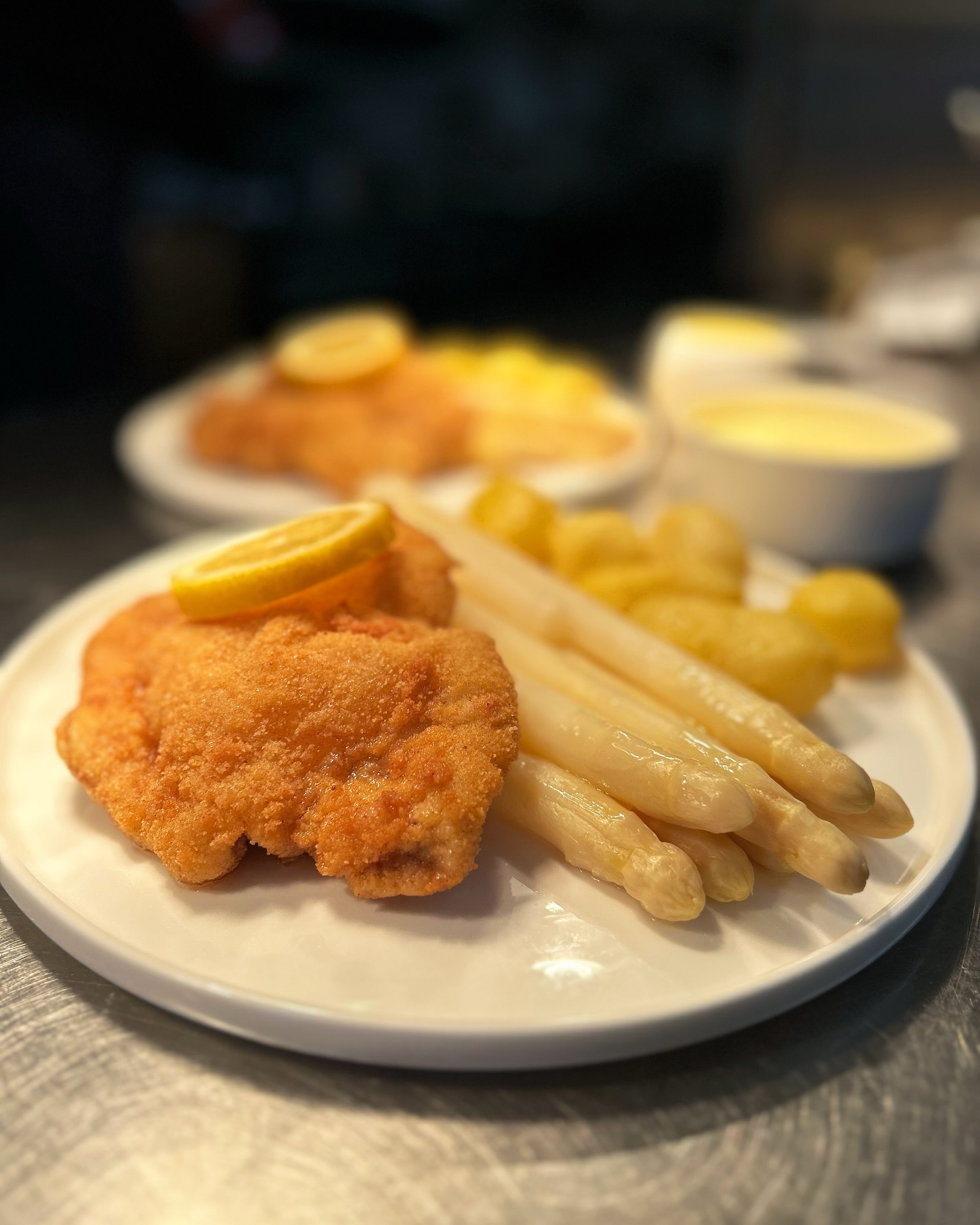 Spargel zu Ostern? Unbedingt. 😍
Freut euch auf frischen fränkischen Spargel aus Grünsfeld mit Salzkartoffeln und hausgemachter Sauce Hollandaise. Wahlweise mit Zander, Roastbeef oder anderen Leckereien 😊
Klassisch, regional und einfach richtig gut. 💛
#spargelzeit #fränkischeküche #ostern #bestenheiderstuben #wertheim