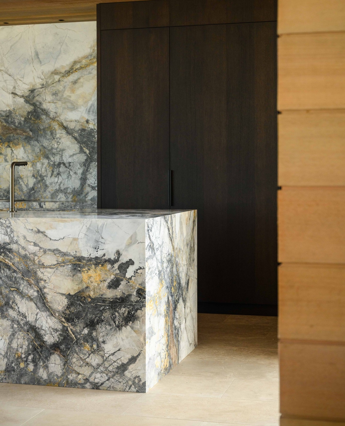 A marble moment that anchors the entire kitchen.
Invisible Grey marble, sourced from Italy, immediately draws the eye with its bold natural movement and striking veining — a true statement piece at the heart of the home.
Wrapped in the warmth of Western Red Cedar across the walls and ceiling, the space feels grounded, calm, and beautifully connected to the home’s architectural palette.
It’s a study in contrast — cool stone, warm timber, and timeless materiality.
🖤
Architecture: @carnachan_architecture
Interiors: @shawdesign.nz
Kitchens & Cabinetry: @vekartnz
#KitchenDesign #ArchitecturalInteriors #LuxuryHomes #MarbleKitchen #InteriorDetails #DesignLedLiving