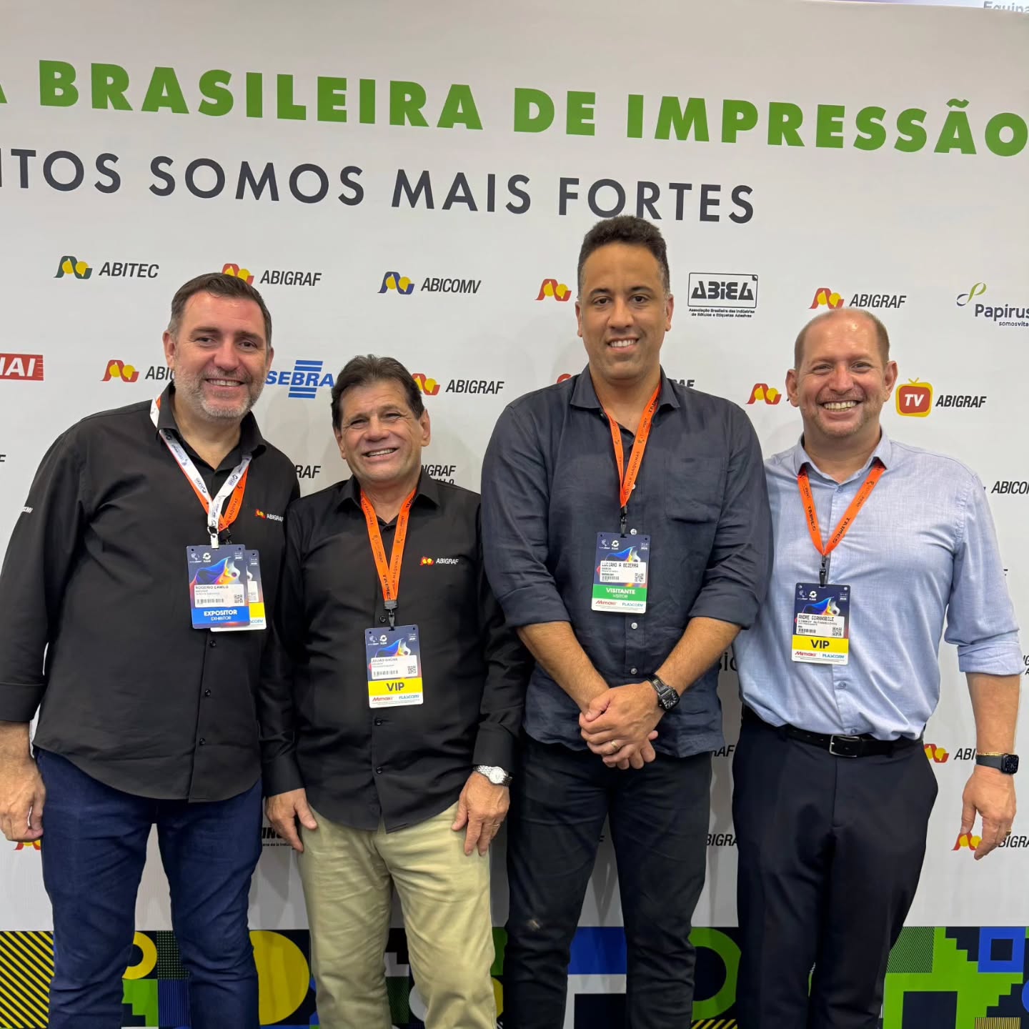 Na @expoprint_2026, recebendo autoridades que estiveram visitando o espaço da Abiea: o Presidente da Abigraf Nacional, Julião Flaves Gaúna, ao lado do gerente executivo Rogério Camilo, acompanhados do Presidente da Abiea, Luciano Bezerra e do diretor André Giannobile; e, na terceira foto, Luciano Bezerra e Julião Gaúna ao lado do Presidente do Sigego (GO), Sr. Antônio Carlos.