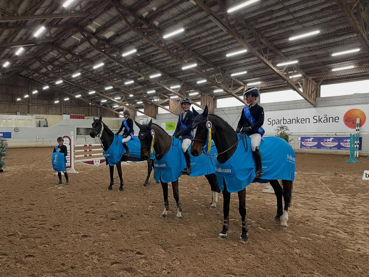 Vinnare av omgång 1 i Elitallsvenskan blev lag FHSK bestående av:
1. Magdalena Regårdh - Single Star
2. Piia Pantsu-Jönsson - Drop in
3. Elina Apelqvist - Marilyn Monroe
4. Emil Jönsson - Fine Fleur d’Aiguilly
Med blott 73 hundradelar till tvåan gjorde ovanstående en fantastisk insats i Lund och har därmed lagt en fin grund för avancemang mot Falsterbo. Nästa omgång i Henriksdal v17.
Stort tack till samtliga involverande, en ära att få vara delaktig för undertecknad!
Tobias Lidén
