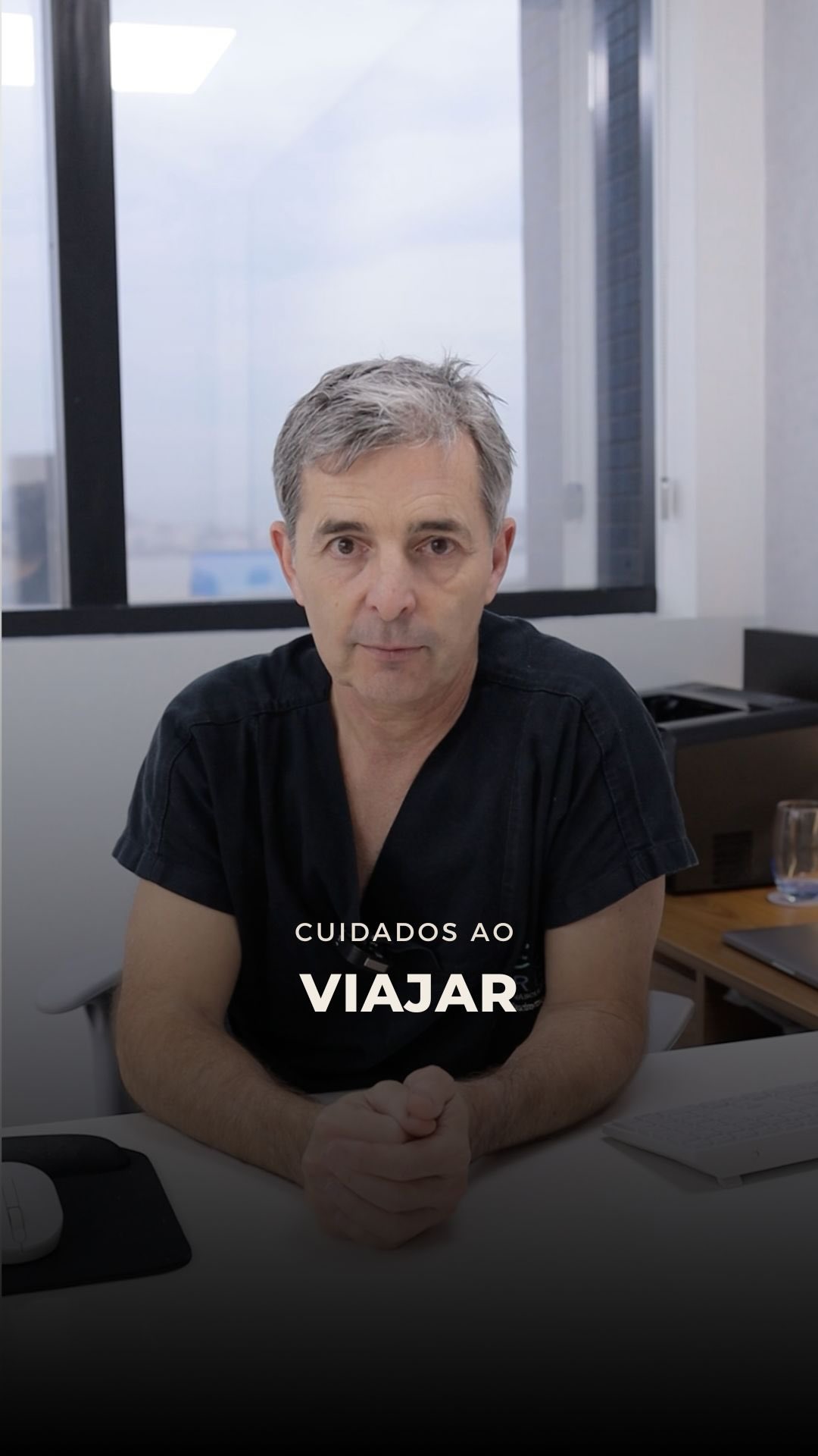 Durante o voo, fatores como imobilidade prolongada, desidratação e até roupas apertadas podem favorecer a formação de coágulos nas veias das pernas. Em alguns casos, esses coágulos podem se deslocar e causar uma embolia pulmonar, uma condição grave.
Mesmo pessoas sem fatores de risco podem desenvolver trombose, especialmente em voos longos, quando permanecem muitas horas sentadas, com pouca movimentação.
Alguns cuidados simples ajudam a reduzir esse risco:
Hidrate-se bem durante o voo
Levante-se e caminhe periodicamente
Use roupas confortáveis e não apertadas
Evite medicamentos para dormir, principalmente em voos na classe econômica
Pacientes com histórico de trombose ou fatores de risco devem buscar orientação médica antes de viajar. Em alguns casos, pode ser indicado o uso de medicação preventiva.
Informação e prevenção fazem toda a diferença para uma viagem mais segura.
Se você tem dúvidas ou histórico vascular, procure avaliação especializada.