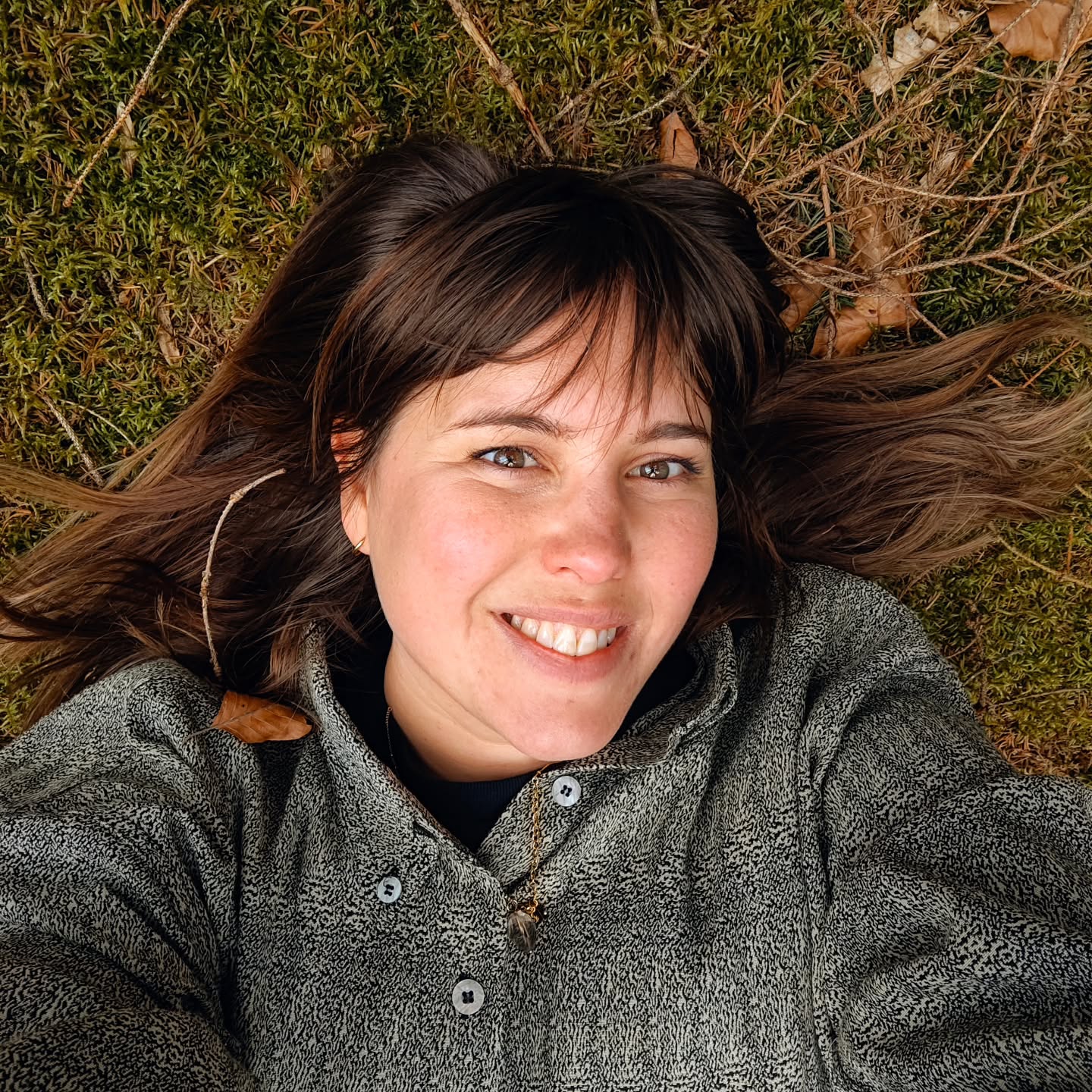 Zelfzorg is het grootste geschenk dat je aan jezelf kunt geven.
Ik ben Lynn, en ik run Cocon vanuit die overtuiging.
Cocon is geen gewoon salon. Hier werk ik uitsluitend met natuurlijke en ecologische producten , want wat je op je haar en huid smeert, telt. En ja, je kunt bij mij in stilte zitten als je dat nodig hebt. Geen verplicht geklets. Geen lawaai. Gewoon jij, en de rust die je verdient.
Ik geloof dat een bezoek aan de kapper meer kan zijn dan een knipbeurt. Het kan het moment zijn waarop je even stopt. Ademt. Jezelf terugvindt.
Dat is wat ik wil bieden,een oase van rust en natuur, midden in Mechelen.
Herken jij dit? Dat je soms gewoon stilte nodig hebt? 👇
#cocon #mechelen2800 #bewustezelfzorg #natuurlijkeverzorging #stilte