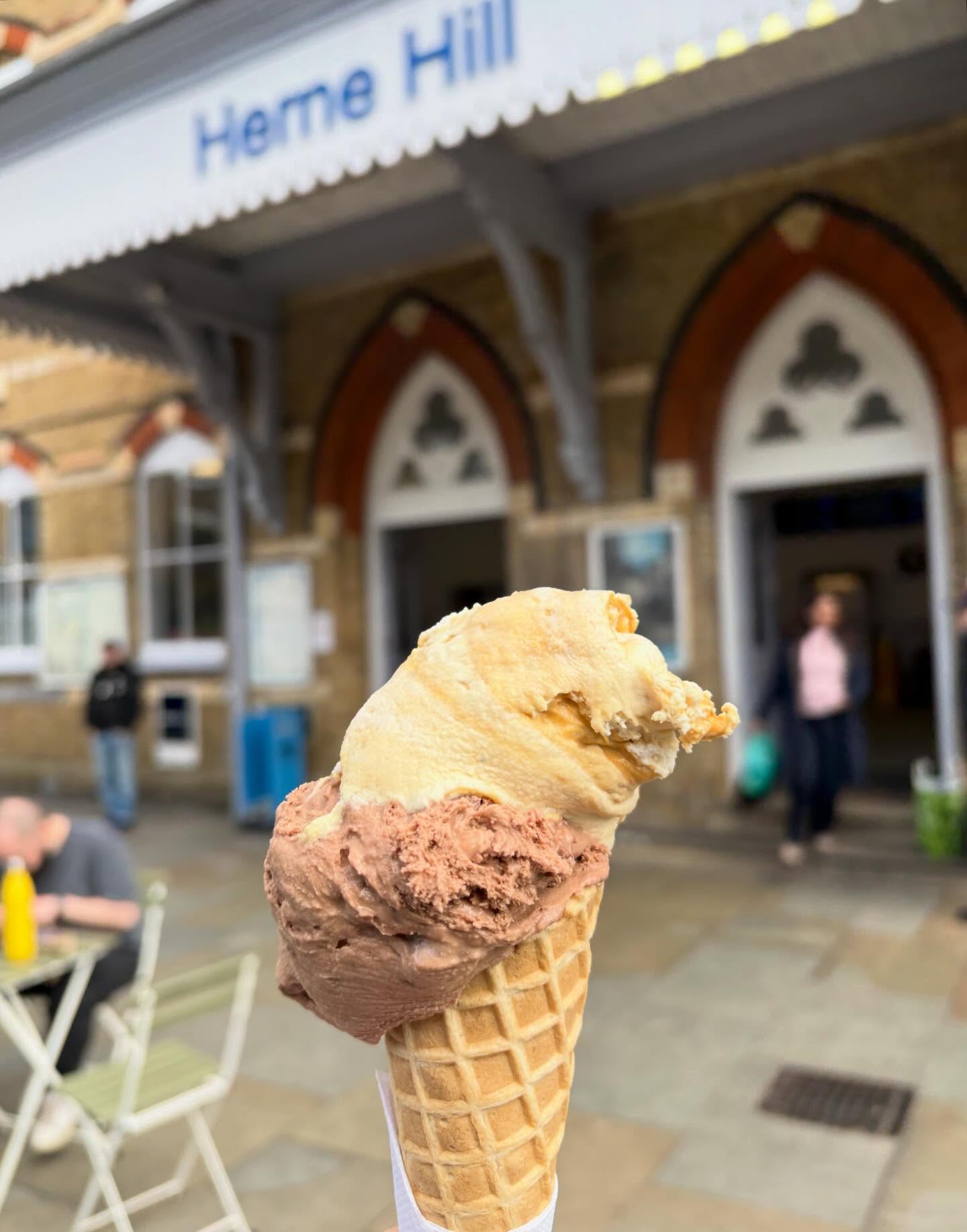 MINI EGG + HOKEY POKEY in a waffle cone ☀️🍦
Flavours this weekend:
- MINI EGG = milk chocolate gelato smashed with Mini Eggs
- HOKEY POKEY = milk gelato infused with rosemary, with homemade honeycomb
- Piedmont hazelnut P.G.I.
- Coffee with speculoos biscuits
- Mint chocolate chip
- Jersey milk
- Yogurt & black cherry
- Alphonso mango
- Raspberry
- Dark chocolate single origin Ecuador
#hernehill #brockwellpark #hernehillstation
#londongelato #artisangelato
