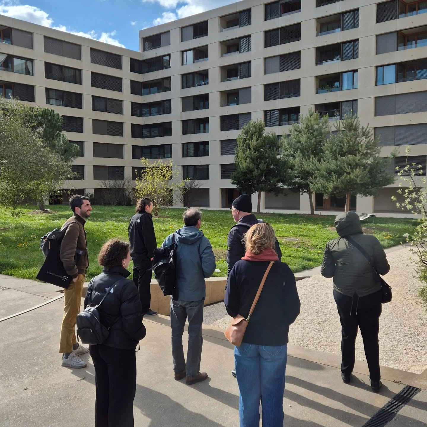 A beautiful day of architecture and urbanism ☀️
On March 27, we had the pleasure of guiding Rothen Architektur (Winterthur) through some of Geneva’s most inspiring residential districts.
From the Souberyn cooperative with Équilibre, to the eco-district of La Jonction (Dreier Frenzel, Lacroix Chessex, Archiplein), and the PAV model presented by a cantonal urban planner — each stop offered a unique perspective on contemporary housing.
We ended the day in Thônex at Belle Terre, discovering the first phase with architect Pierre Bonnet, author of the masterplan.
A rich and sunny day, full of exchanges, ideas, and inspiring projects ✨
#aToursLakeGeneva #ArchitectureTour #GenevaArchitecture #Urbanism #Housing #EcoDistrict #SwissArchitecture#guidingarchitects#guidedtours#customtours